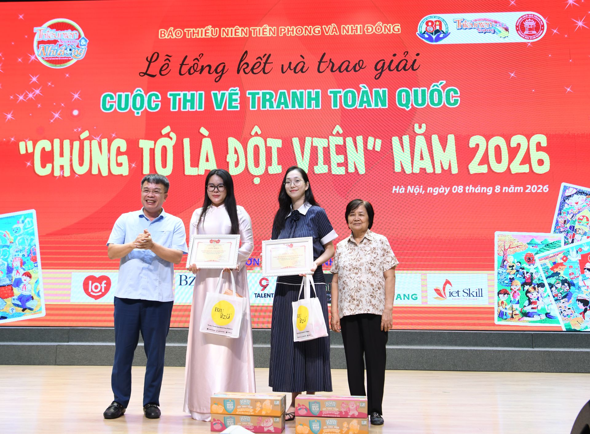 Nh&agrave; văn, Nh&agrave; b&aacute;o Nguyễn Phan Khu&ecirc; v&agrave; Nh&agrave; gi&aacute;o Phạm B&iacute;ch Ng&agrave; trao giải Tập thể tại cuộc thi.