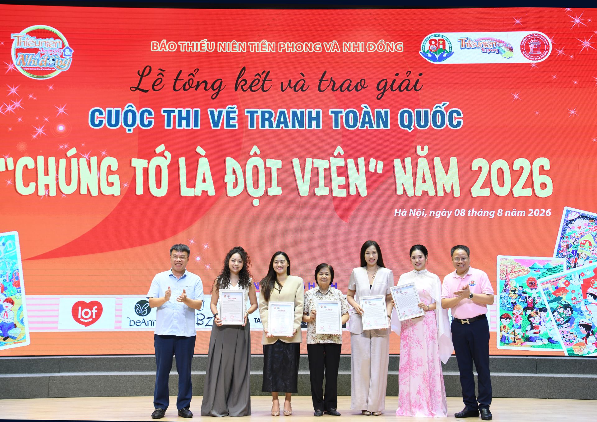 Ban Tổ chức trao Thư cảm ơn đến c&aacute;c dơn vị đồng h&agrave;nh c&ugrave;ng cuộc thi.