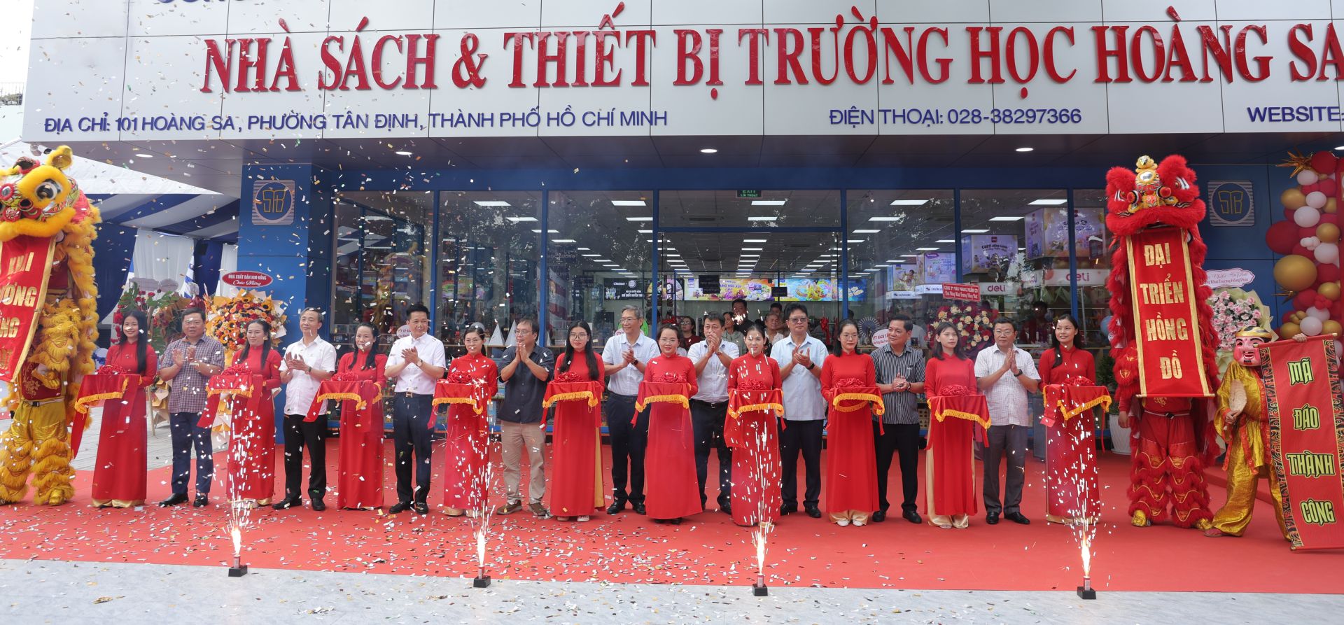 Lễ cắt băng khai trương Nh&agrave; s&aacute;ch v&agrave; thiết bị trường học Ho&agrave;ng Sa.