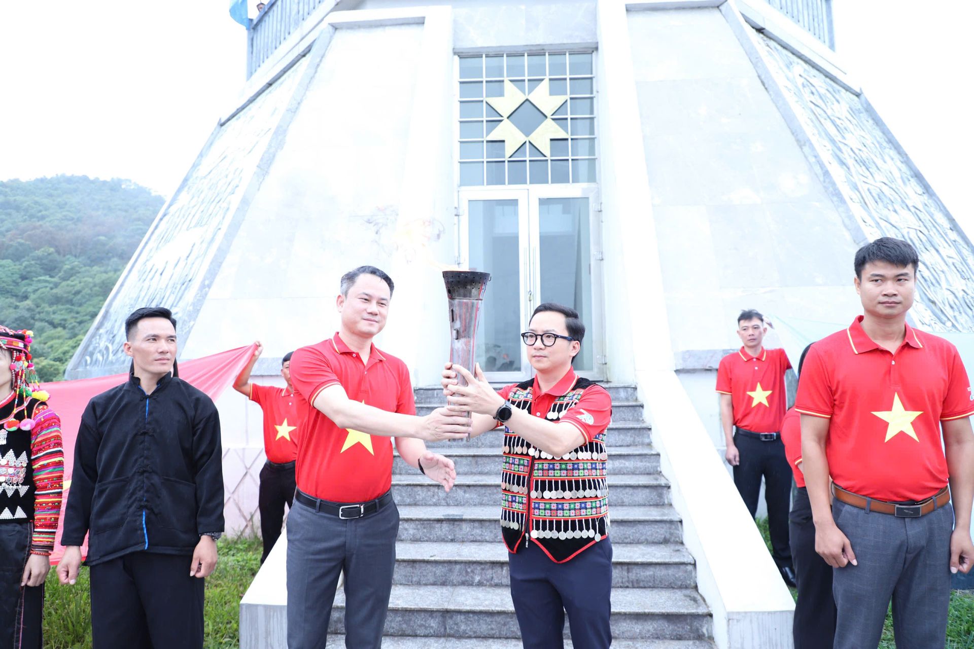 Anh Nguyễn Kim Quy trao ngọn lửa chặng 4 đến Tỉnh đo&agrave;n Điện Bi&ecirc;n.
