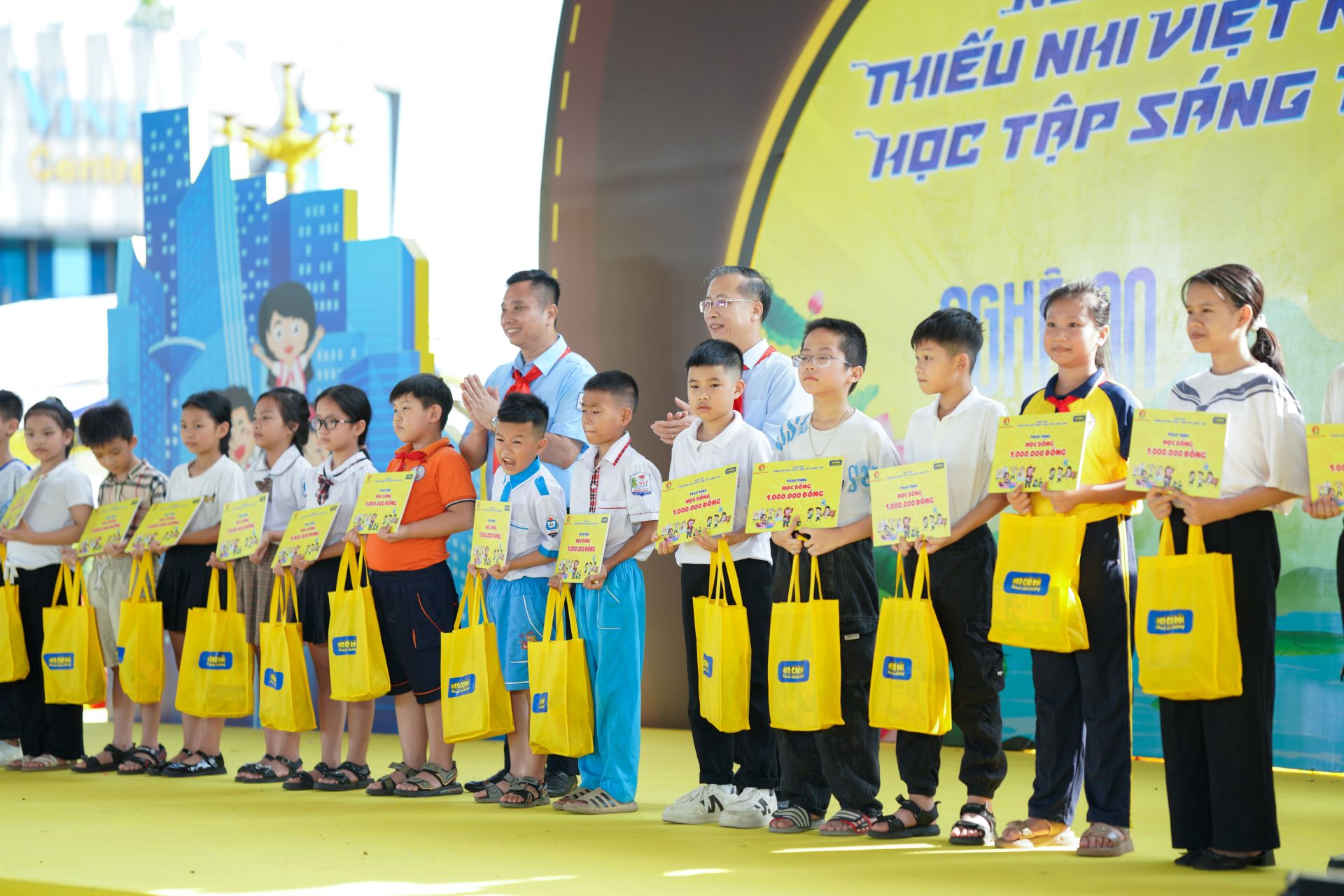 Ban tổ chức tặng qu&agrave; cho c&aacute;c thiếu nhi tham gia chương tr&igrave;nh.