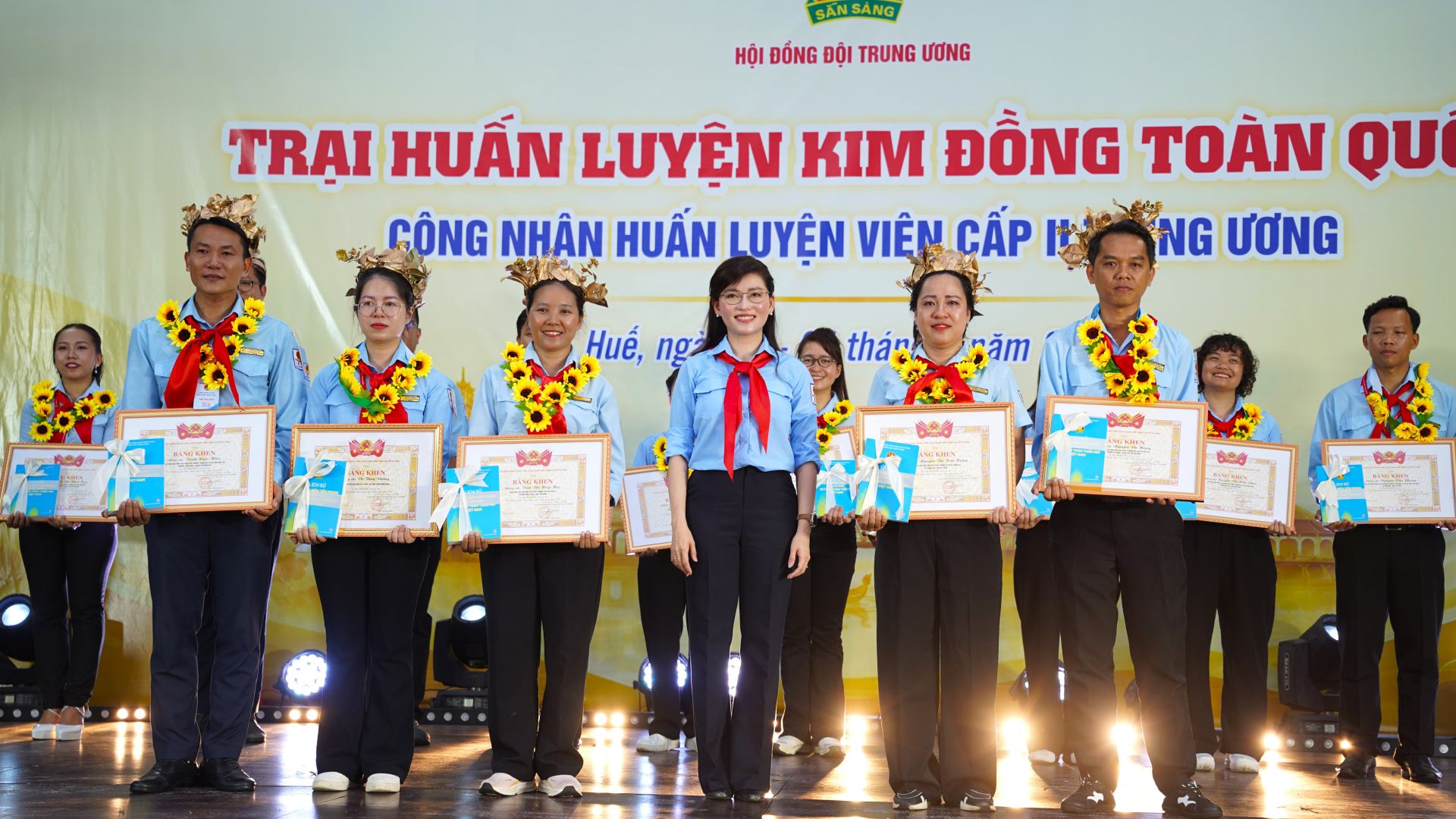 Năm huấn luyện vi&ecirc;n c&oacute; th&agrave;nh t&iacute;ch xuất sắc nhất được vinh danh.