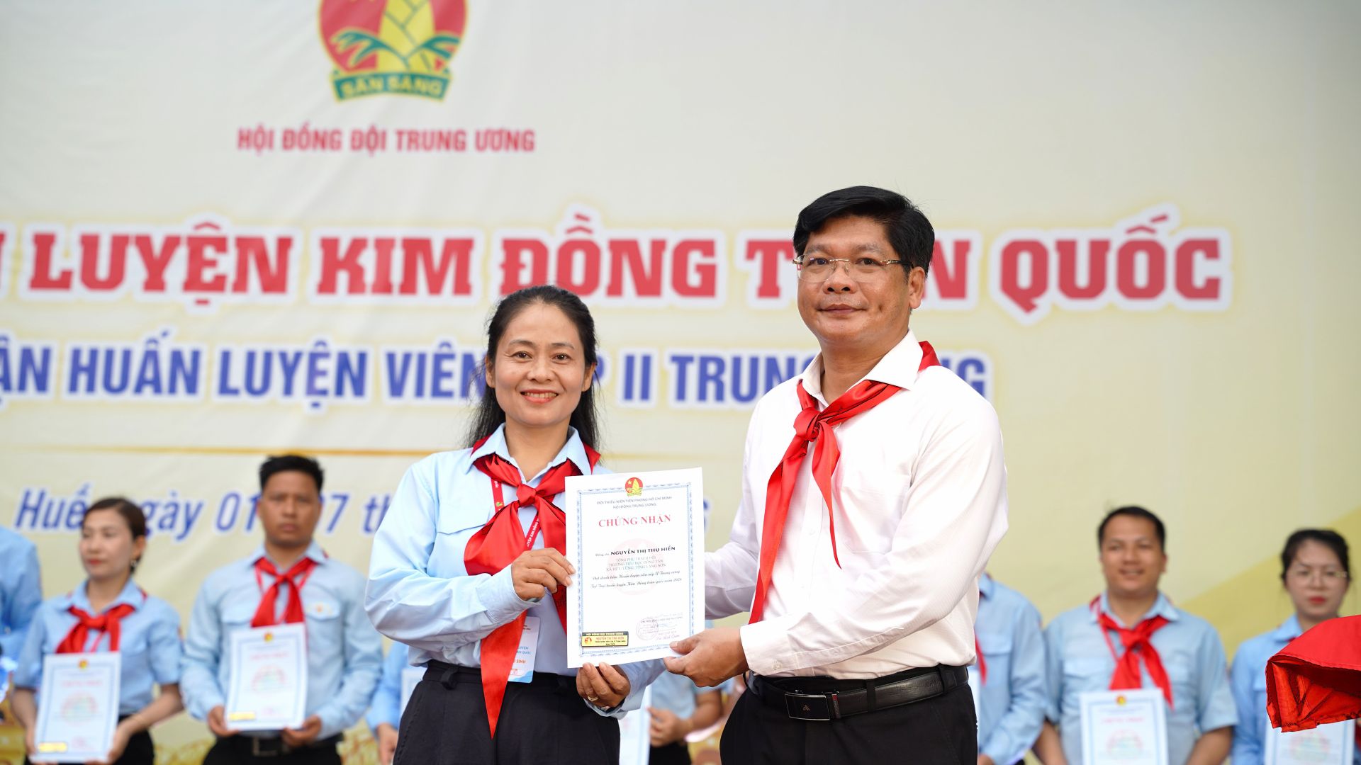 &Ocirc;ng Nguyễn Ch&iacute; T&agrave;i, Ph&oacute; B&iacute; thư Th&agrave;nh ủy, Chủ tịch Ủy ban MTTQ Việt Nam th&agrave;nh phố Huế trao giấy chứng nhận c&ocirc;ng nhận Huấn luyện vi&ecirc;n cấp II Trung ương.