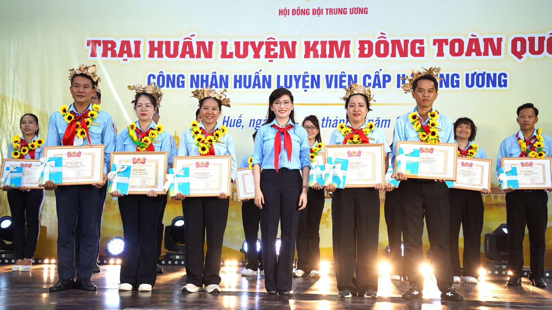 Chị Hồ Hồng Nguy&ecirc;n - B&iacute; thư T.Ư Đo&agrave;n, Chủ tịch Hội đồng Đội T.Ư trao bằng khen tuy&ecirc;n dương 7 đơn vị đạt th&agrave;nh t&iacute;ch xuất sắc trong chương tr&igrave;nh huấn luyện.