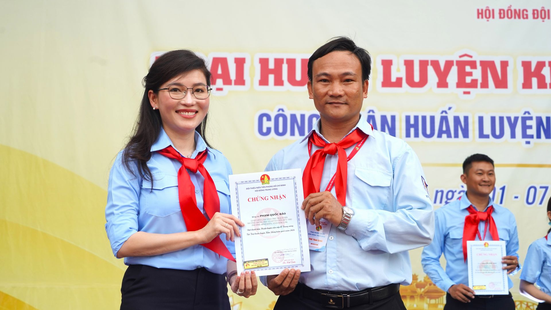 Chị Hồ Hồng Nguy&ecirc;n - B&iacute; thư T.Ư Đo&agrave;n, Chủ tịch Hội đồng Đội T.Ư trao giấy chứng nhận c&ocirc;ng nhận Huấn luyện vi&ecirc;n cấp II Trung ương.