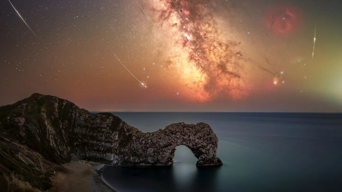 Những vệt sao băng Perseid xuất hiện tr&ecirc;n bầu trời v&ograve;m đ&aacute; Durdle Door (Anh) v&agrave;o năm 2025.