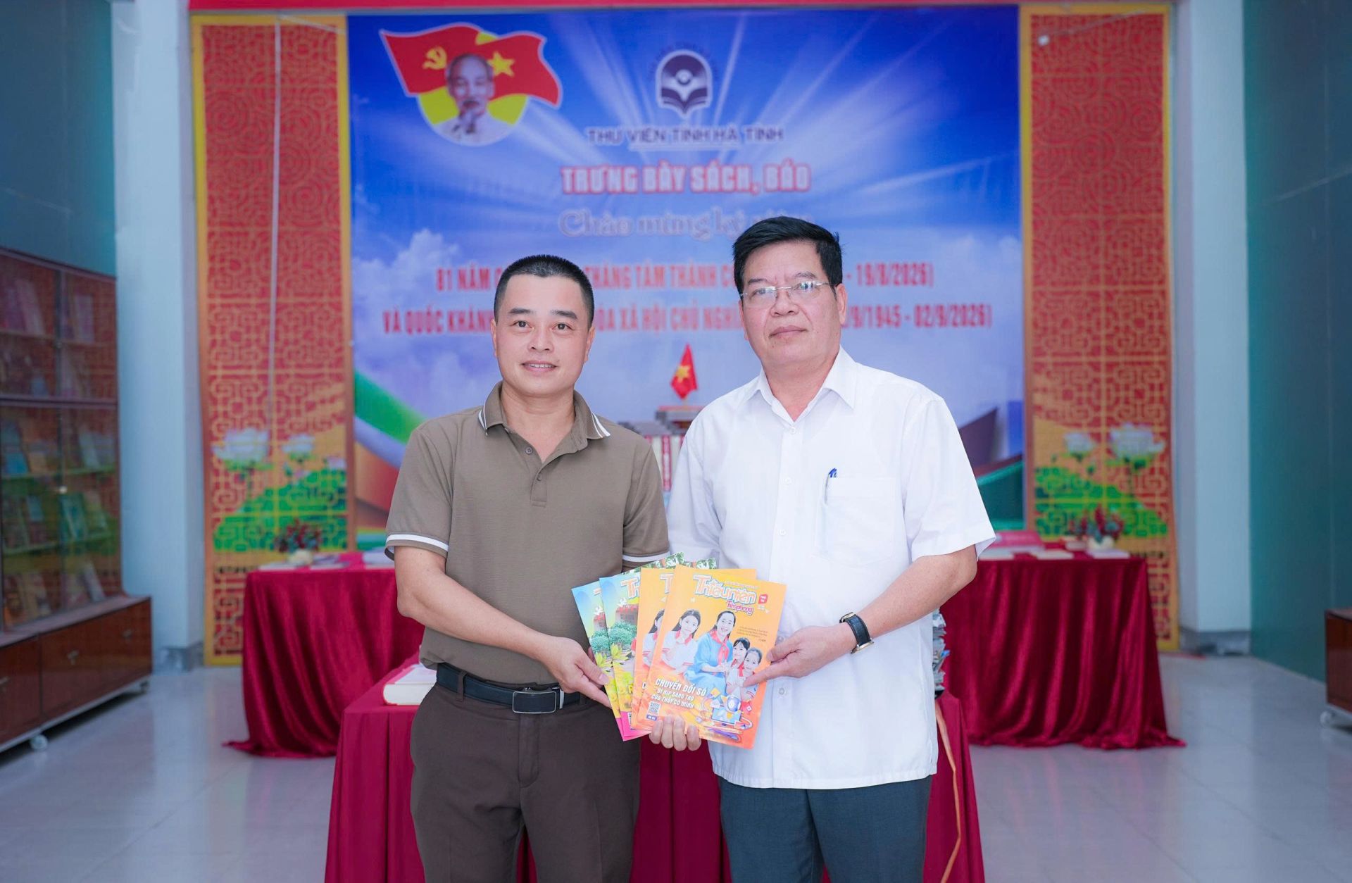 đại diện B&aacute;o Thiếu ni&ecirc;n Tiền phong v&agrave; Nhi đồng khu vực Bắc Trung Bộ đ&atilde; trao tặng Thư viện tỉnh H&agrave; Tĩnh 300 ấn phẩm b&aacute;o Đội