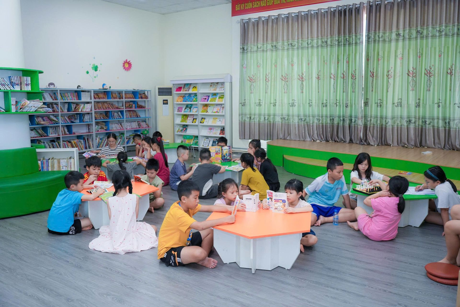  c&aacute;c em c&oacute; một m&ocirc;i trường vui chơi, học tập an to&agrave;n v&agrave; bổ &iacute;ch