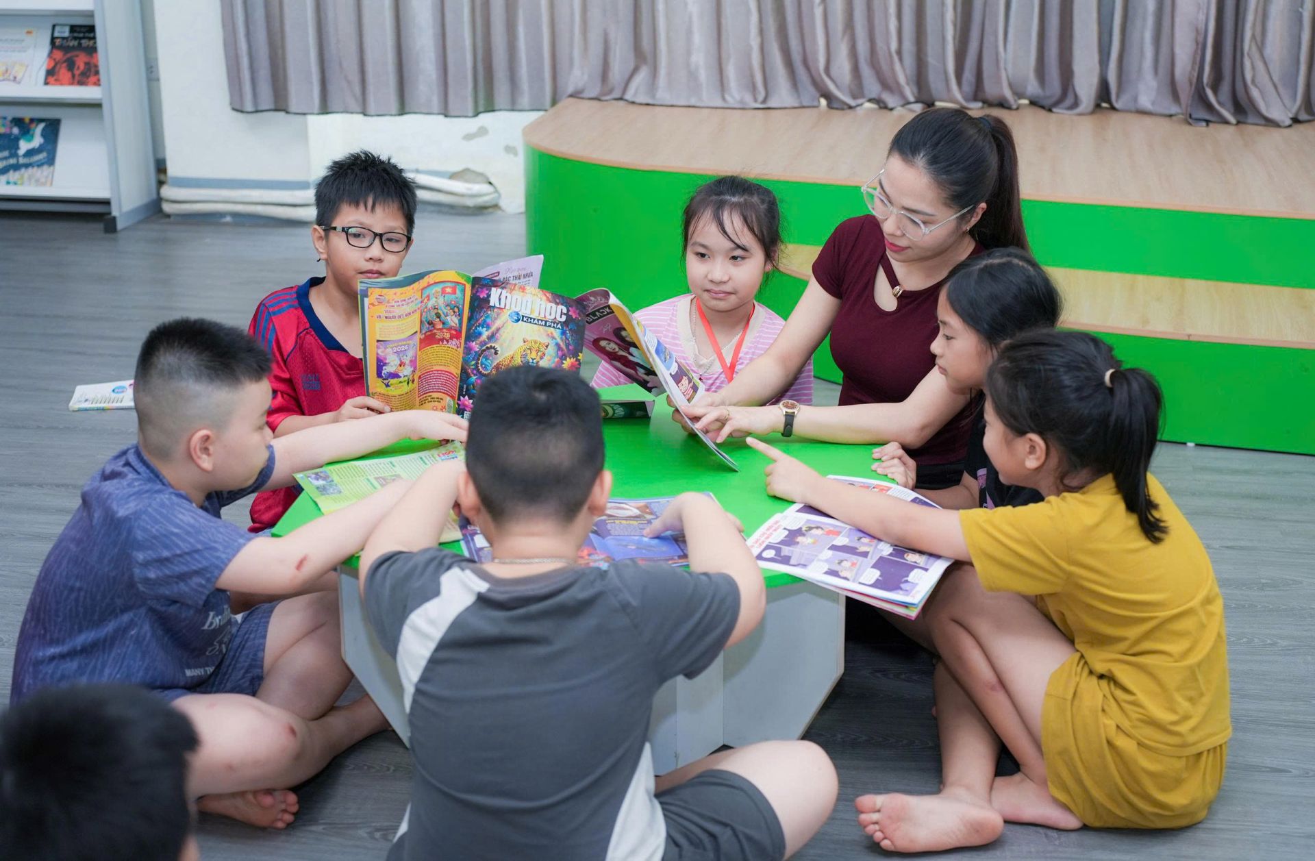 C&aacute;c bạn khối Tiểu học vẫn th&iacute;ch th&uacute; với c&aacute;c ấn phẩm của b&aacute;o Đội