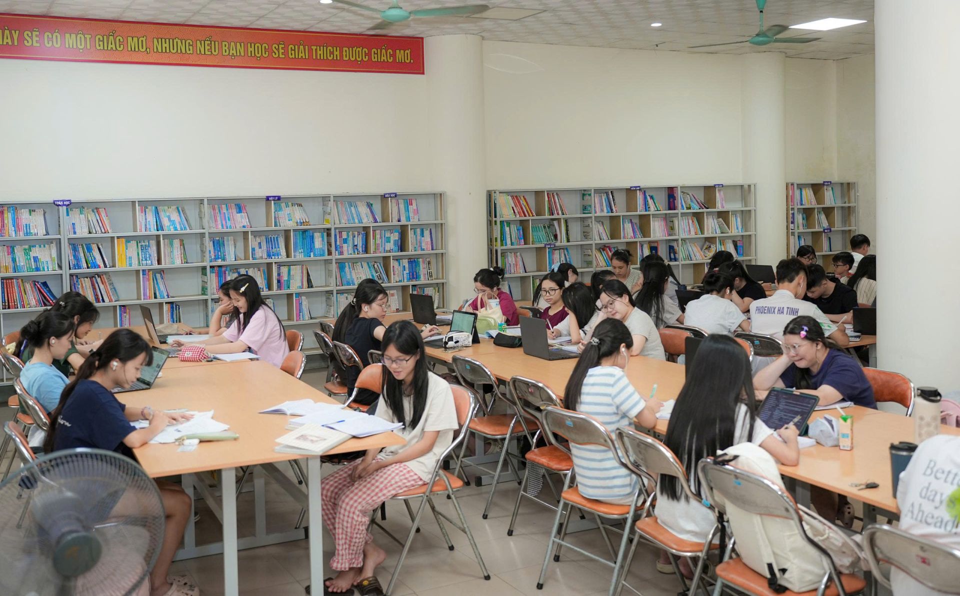 Kh&ocirc;ng chỉ l&agrave; việc đọc s&aacute;ch b&aacute;o, m&agrave; tại Thư viện c&ograve;n c&oacute; cả một kh&ocirc;ng gian rộng lớn để c&aacute;c em học sinh đến đ&acirc;y học b&agrave;i