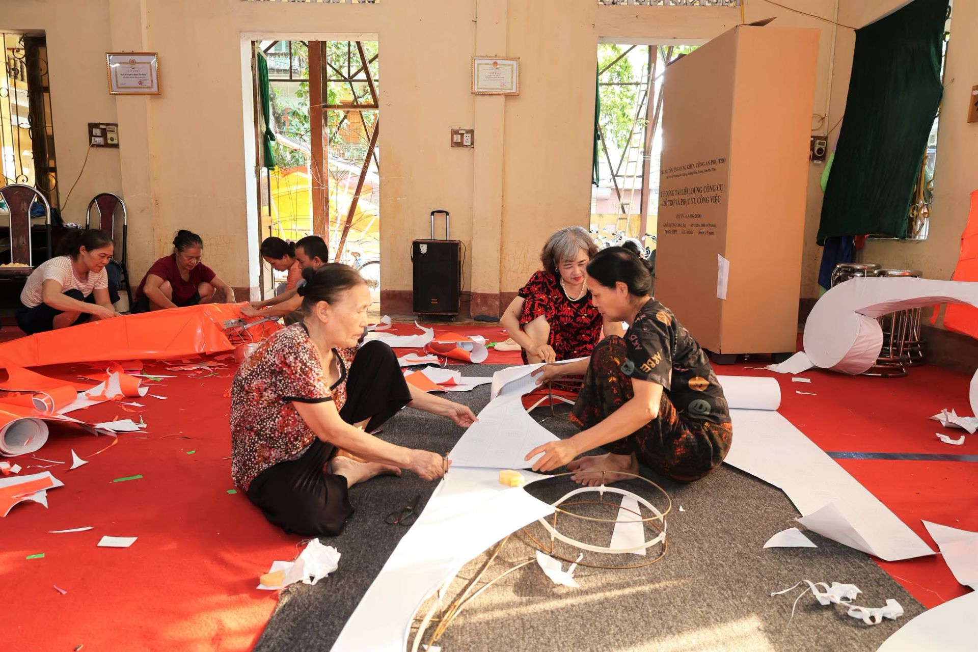 Người d&acirc;n phường Minh Xu&acirc;n c&ugrave;ng nhau cắt, d&aacute;n, tạo h&igrave;nh c&aacute;c chi tiết cho m&ocirc; h&igrave;nh Trung thu, g&oacute;p phần chuẩn bị một m&ugrave;a trăng rộn r&agrave;ng cho thiếu nhi.