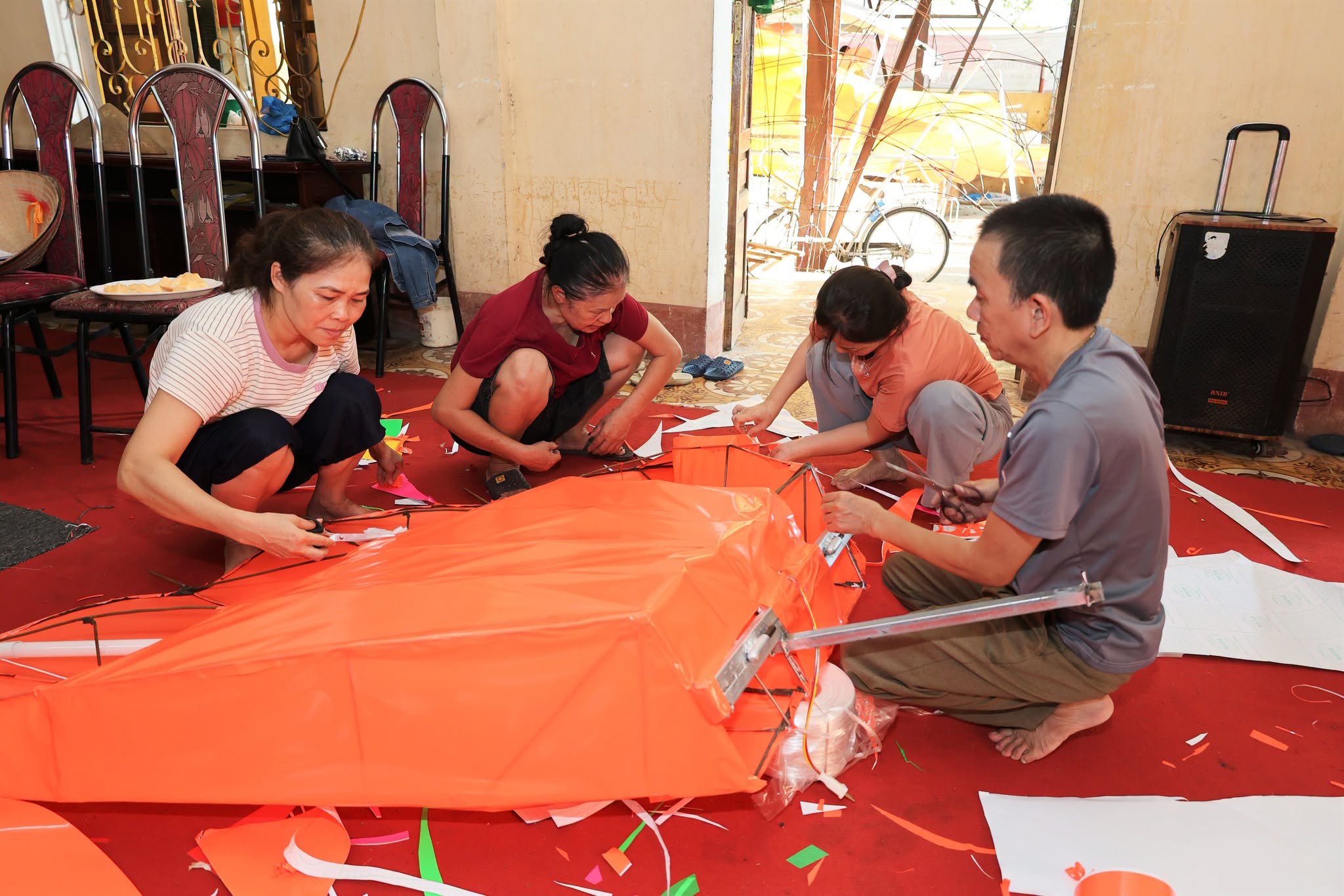 Mỗi người một việc, c&ugrave;ng g&oacute;p c&ocirc;ng sức v&agrave; sự kh&eacute;o l&eacute;o để ho&agrave;n thiện m&ocirc; h&igrave;nh Trung thu của khu d&acirc;n cư.
