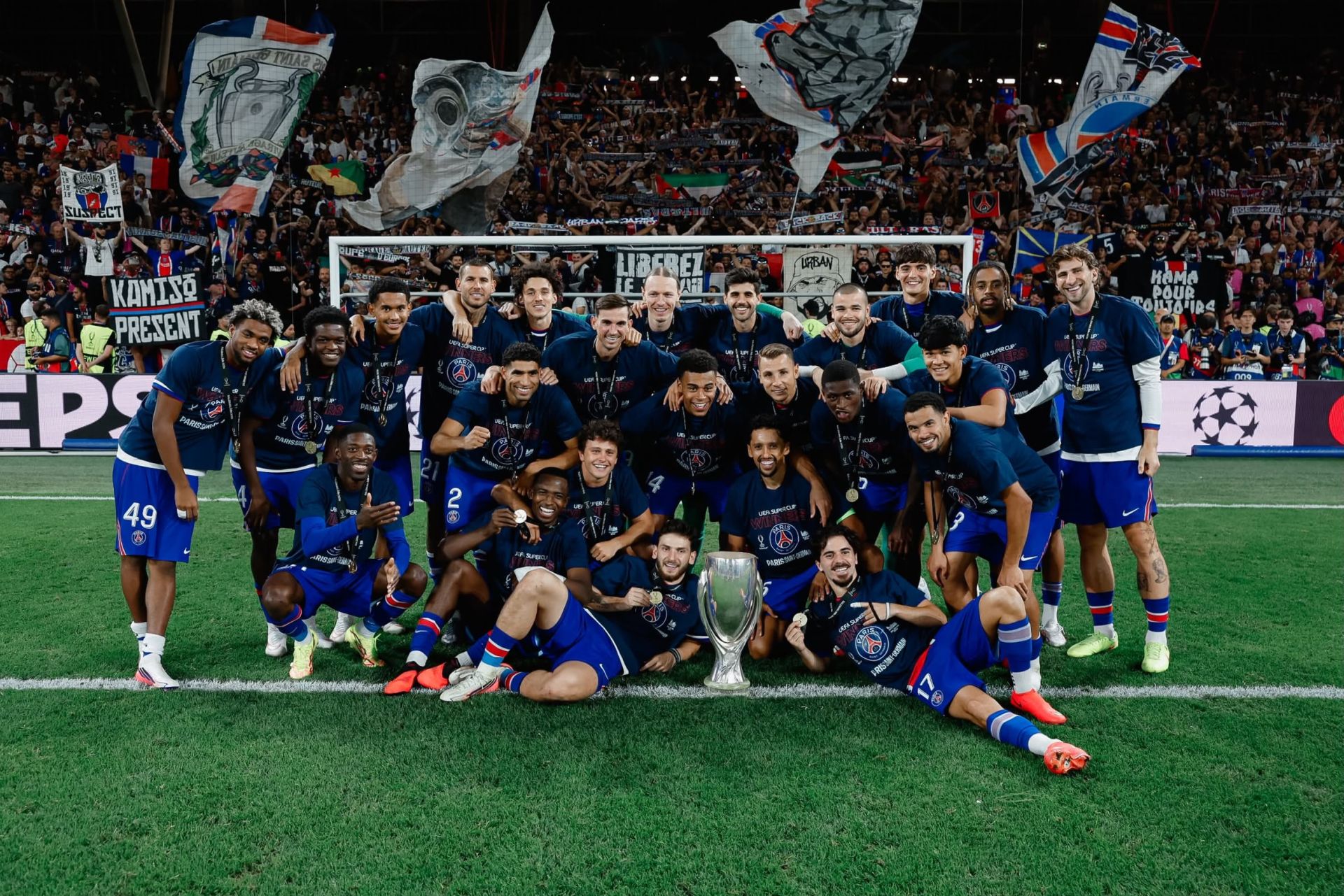 C&aacute;c cầu thủ PSG n&acirc;ng Cup v&ocirc; địch sau trận PSG thắng Aston Villa 2-1 ở Si&ecirc;u Cup ch&acirc;u &Acirc;u.