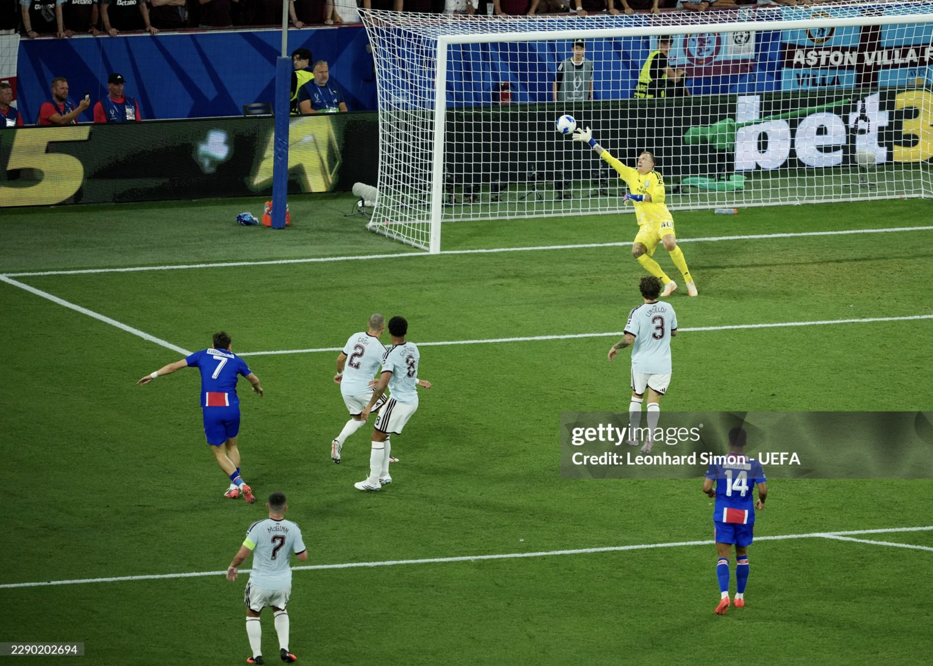 Khvicha Kvaratskhelia ghi b&agrave;n mở tỷ số cho PSG trong trận thắng Aston Villa 2-1 ở Si&ecirc;u Cup ch&acirc;u &Acirc;u.