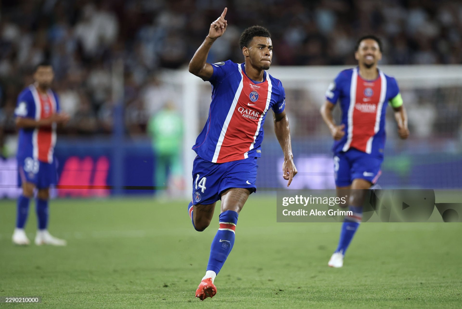 Desire Doue mừng b&agrave;n thắng thứ hai cho PSG.
