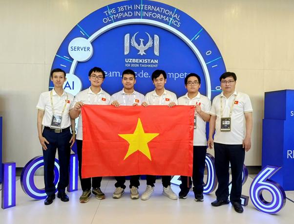 Đội tuyển Olympic tin học quốc gia Việt Nam 2026 c&ugrave;ng 2 thầy dẫn đội.