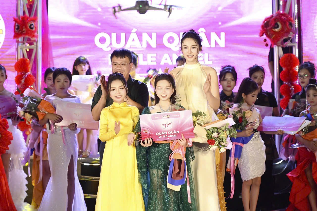 Nguyễn Ho&agrave;ng Tuyết An tại khoảnh khắc nhận danh hiệu Qu&aacute;n qu&acirc;n Little Angel &ndash; Thi&ecirc;n thần Quảng c&aacute;o Việt Nam 2026.