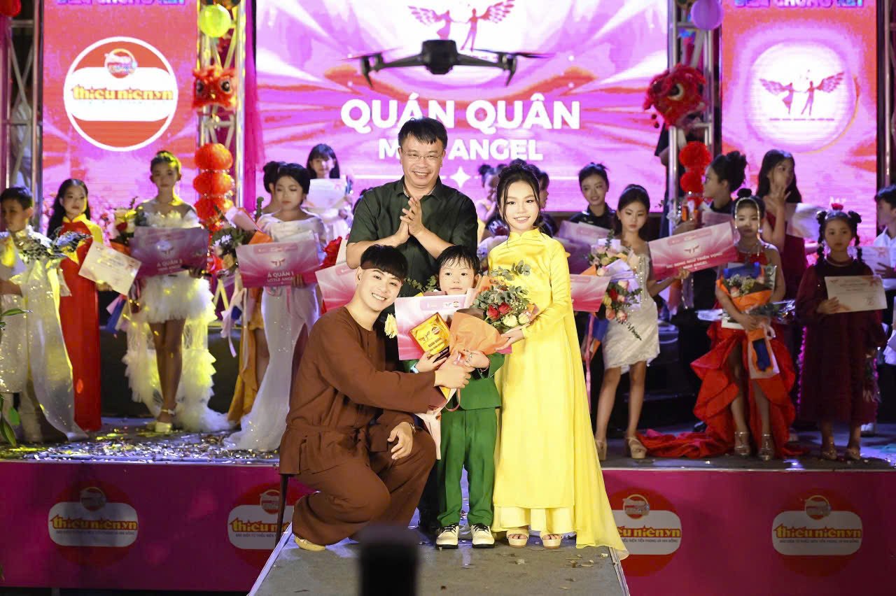 Ho&agrave;ng Đức Anh trong khoảnh khắc được vinh danh Qu&aacute;n qu&acirc;n Mini Angel &ndash; Thi&ecirc;n thần Quảng c&aacute;o Việt Nam 2026.