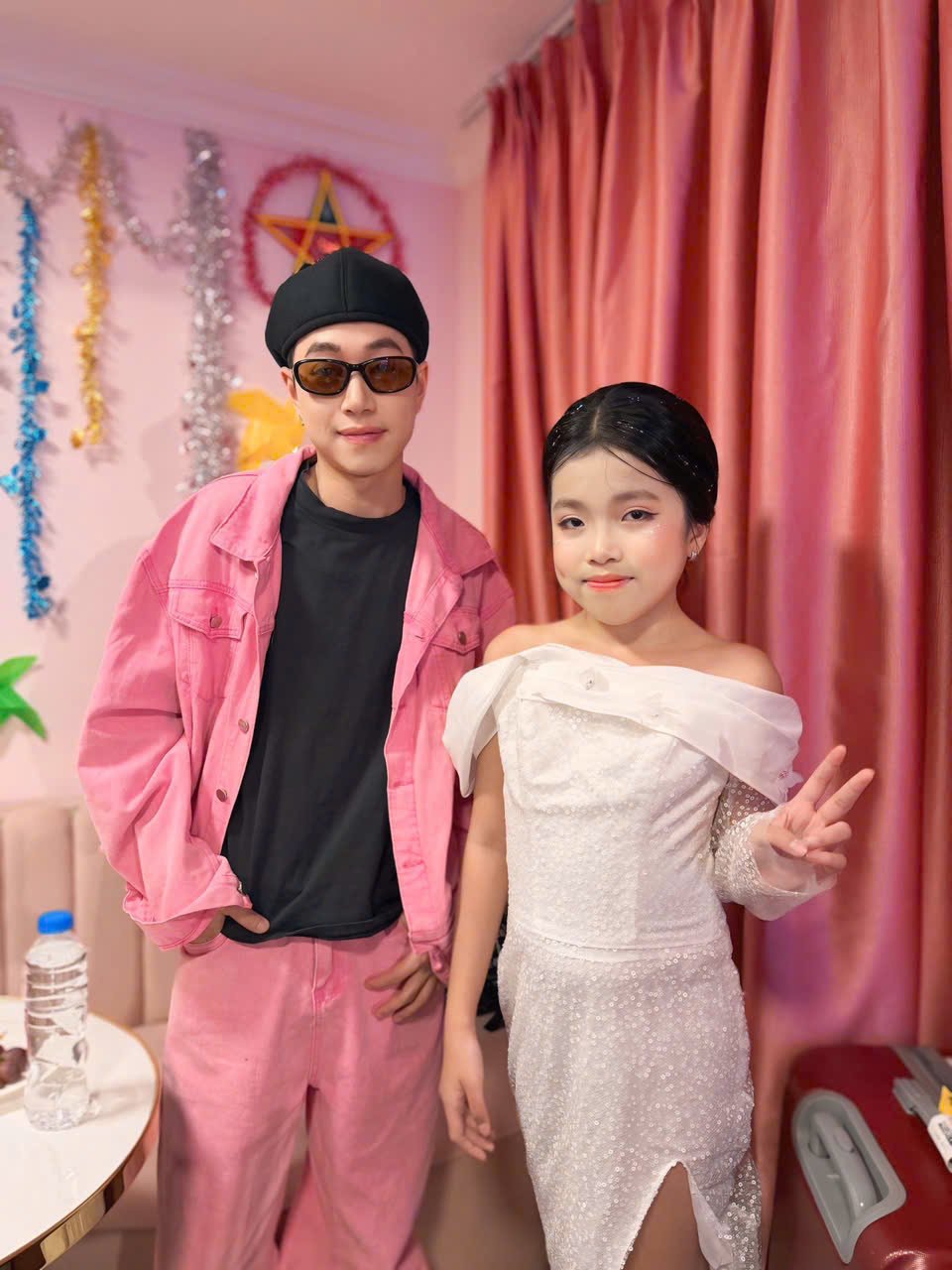 Khoảnh khắc đ&aacute;ng nhớ của Nh&atilde; Như b&ecirc;n rapper Double2T tại Thi&ecirc;n thần Quảng c&aacute;o Việt Nam 2026.