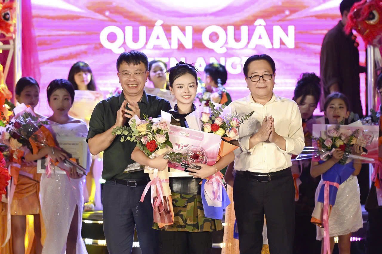 Nguyễn Dư V&acirc;n trong khoảnh khắc được vinh danh Qu&aacute;n qu&acirc;n Teen Angel &ndash; Thi&ecirc;n thần Quảng c&aacute;o Việt Nam 2026.