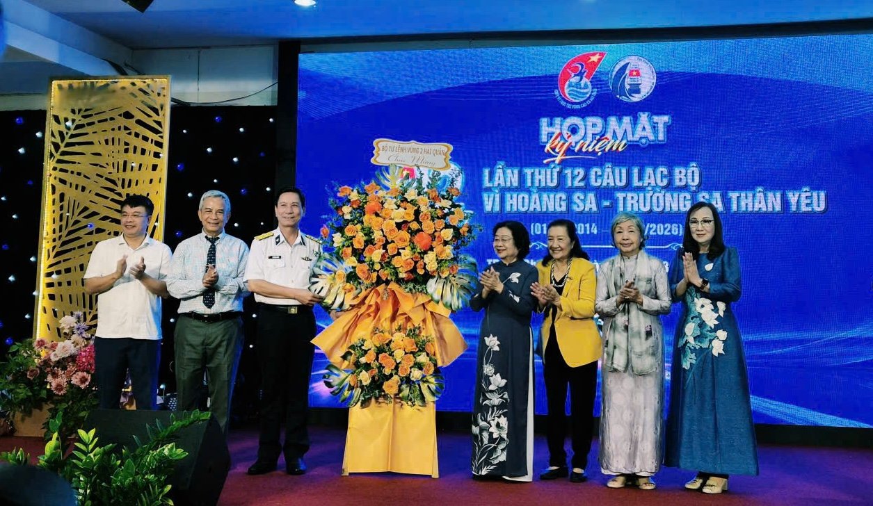 B&aacute;c Trương Mỹ Hoa - nguy&ecirc;n Ph&oacute; Chủ tịch nước CHXHCN Việt Nam, Chủ tịch Quỹ &ldquo;V&igrave; Tuổi trẻ v&ugrave;ng cao v&agrave; hải đảo&rdquo;, Chủ nhiệm CLB &ldquo;V&igrave; Ho&agrave;ng Sa - Trường Sa th&acirc;n y&ecirc;u&rdquo; c&ugrave;ng c&aacute;c th&agrave;nh vi&ecirc;n Ban Chủ nhiệm CLB nhận hoa ch&uacute;c mừng của c&aacute;c đơn vị nh&acirc;n kỷ niệm 12 năm th&agrave;nh lập.