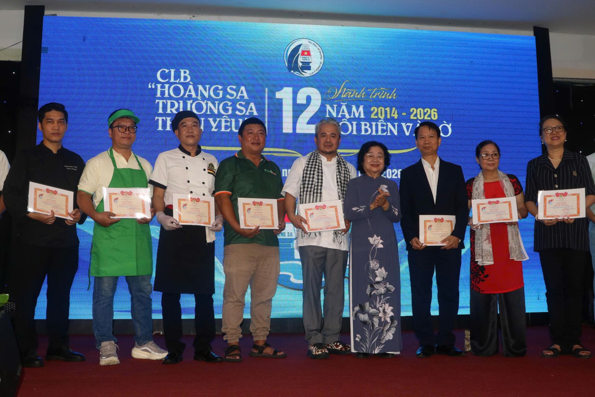 trao giấy khen biểu đương c&aacute;c đơn vị hội vi&ecirc;n tập thể v&agrave; nh&oacute;m hội vi&ecirc;n c&oacute; nhiều đ&oacute;ng g&oacute;p trong x&acirc;y dựng, ph&aacute;t triển hội vi&ecirc;n v&agrave; tham gia c&aacute;c hoạt động của CLB 