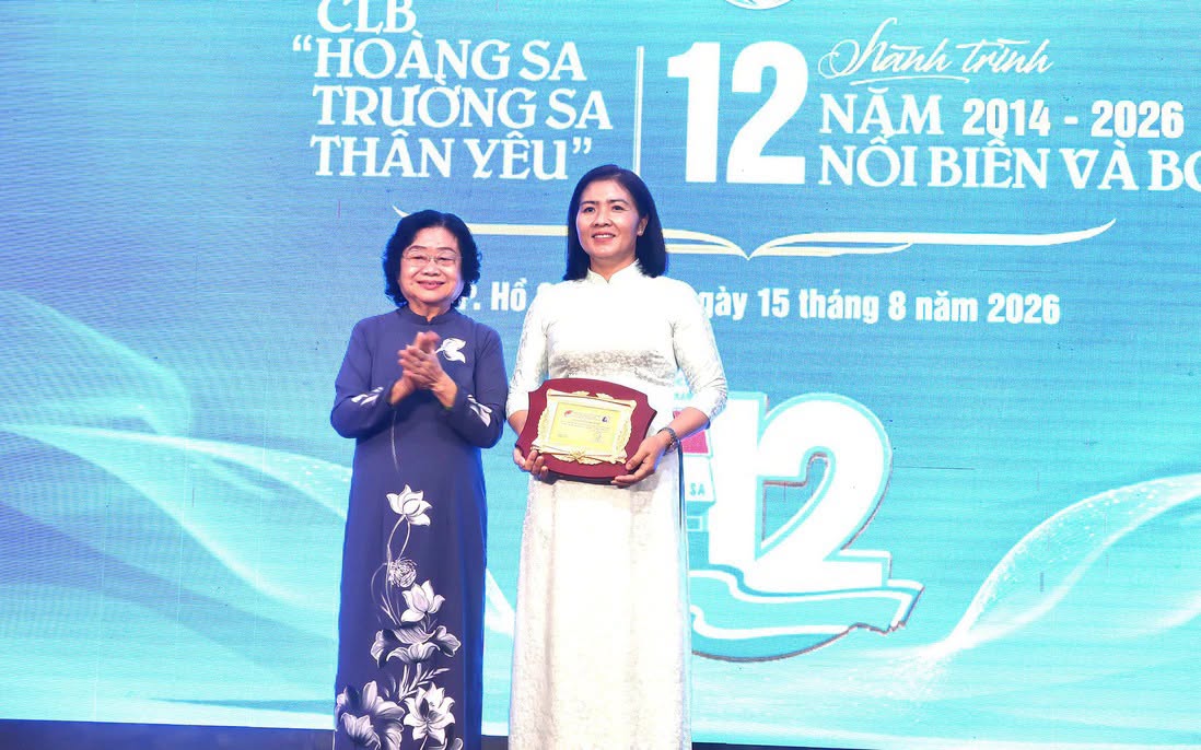 B&aacute;c Trương Mỹ Hoa trao bảng c&ocirc;ng nhận hội vi&ecirc;n thứ 200 cho Ủy ban MTTQ x&atilde; T&acirc;n Thới, tỉnh Đồng Th&aacute;p. 