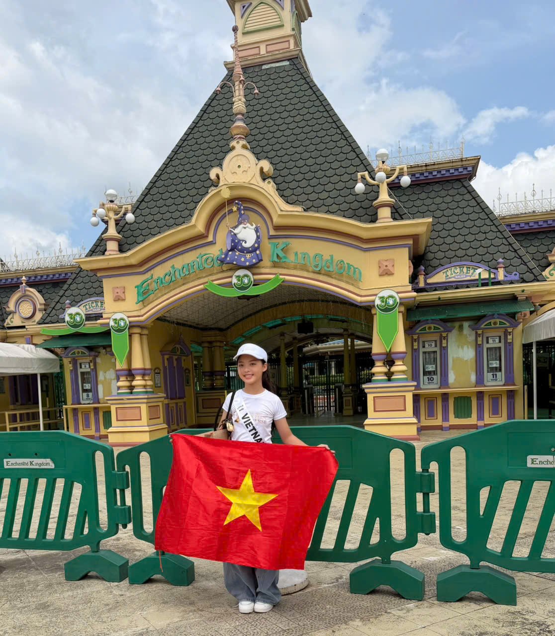 Nguyễn Hoa Thảo Mơ mang theo Quốc kỳ Việt Nam trong h&agrave;nh tr&igrave;nh tham dự Little Miss Universe 2026 tại Philippines.