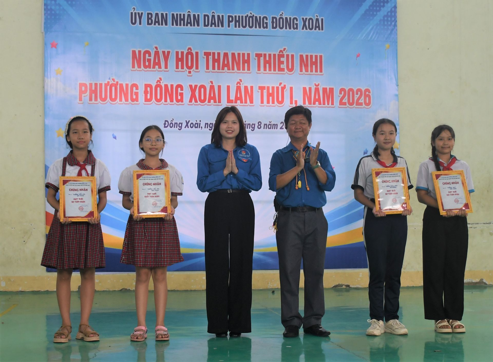 Chị Phạm Nguyễn Minh Trinh (B&iacute; thư Đo&agrave;n Thanh ni&ecirc;n phường Đồng Xo&agrave;i) v&agrave; Thạc sĩ Trương Đ&igrave;nh Du trao thưởng, động vi&ecirc;n c&aacute;c đội t&iacute;ch cực tham gia ng&agrave;y hội.