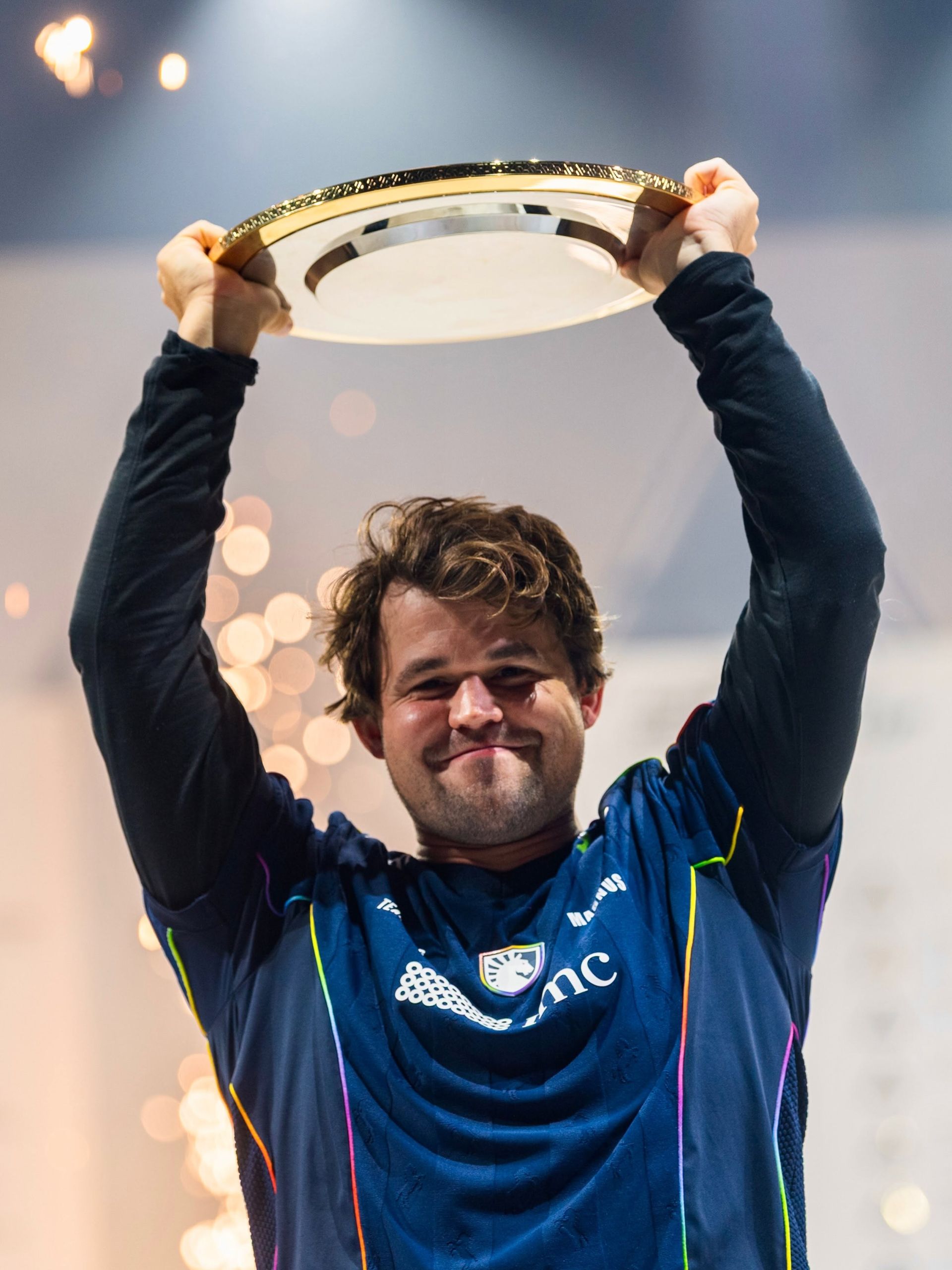 Carlsen n&acirc;ng Cup sau khi v&ocirc; địch cờ vua tại eSports World Cup 2026.