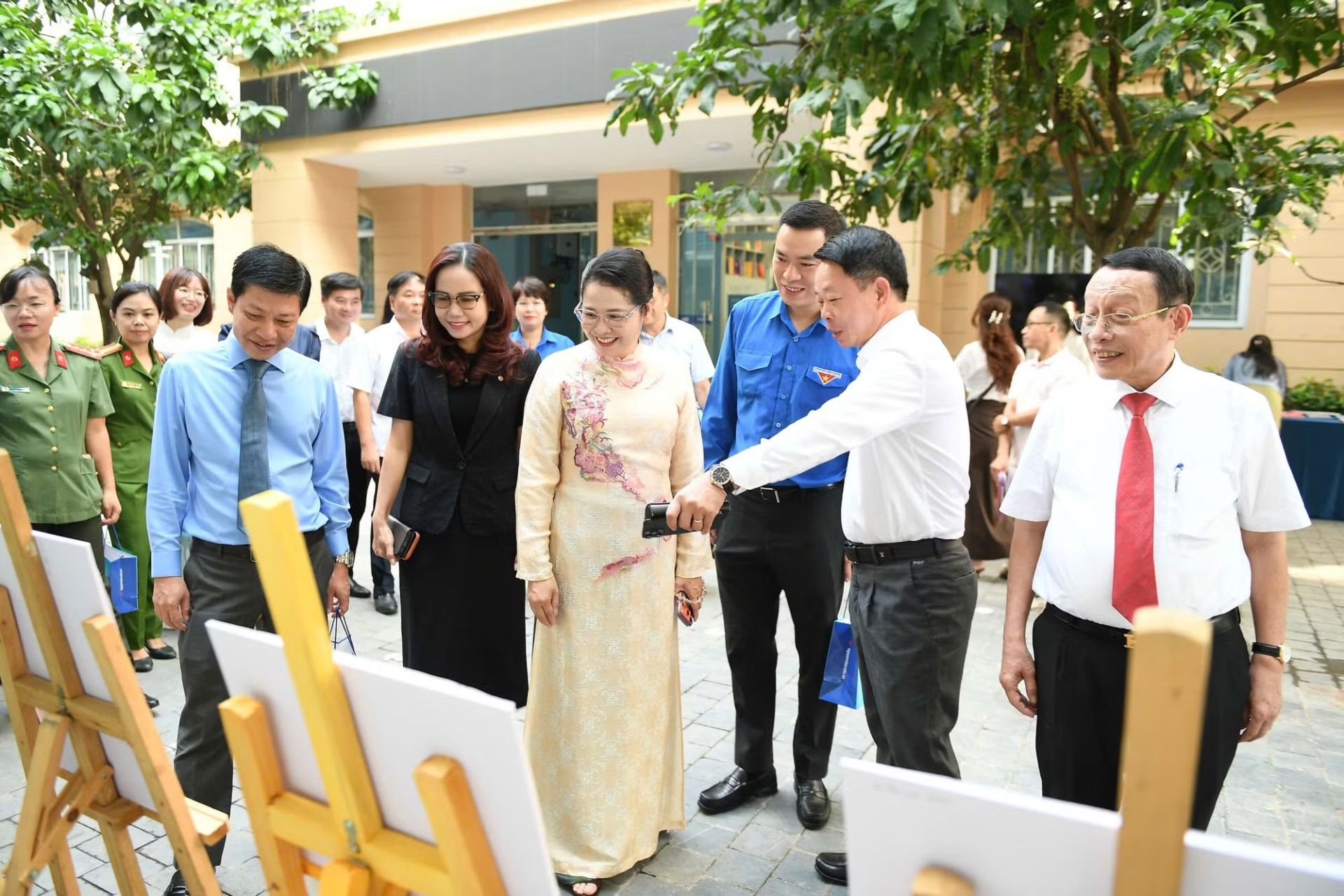 C&aacute;c vị kh&aacute;ch mời tham quan khu vực triển l&atilde;m tại diễn đ&agrave;n.