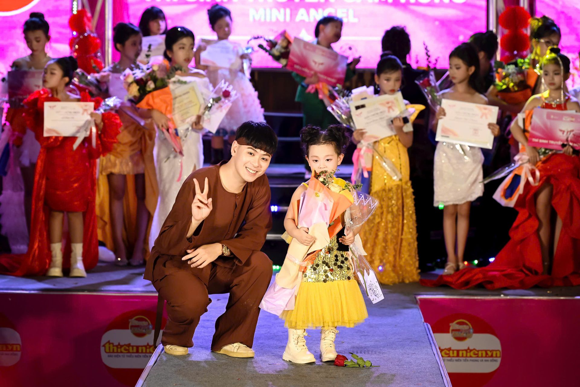 Khoảnh khắc Nguyễn Trần Kh&aacute;nh Nhi được vinh danh với giải Th&iacute; sinh truyền cảm hứng bảng Mini Angel.