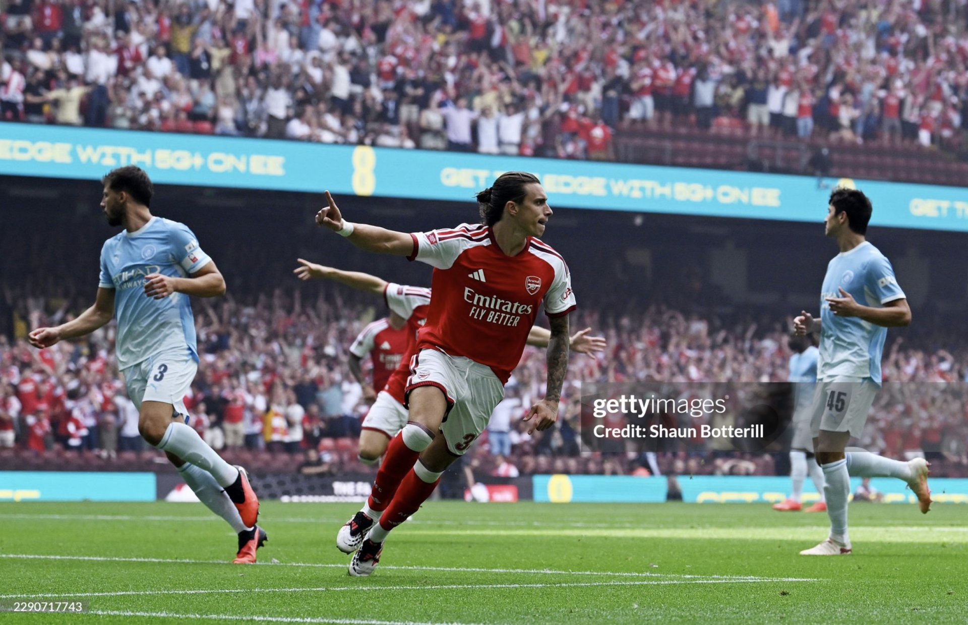 Calafiori ăn mừng b&agrave;n thắng mở tỷ số trong trận Arsenal thắng Man City 3-0 ở trận tranh Si&ecirc;u Cup Anh.