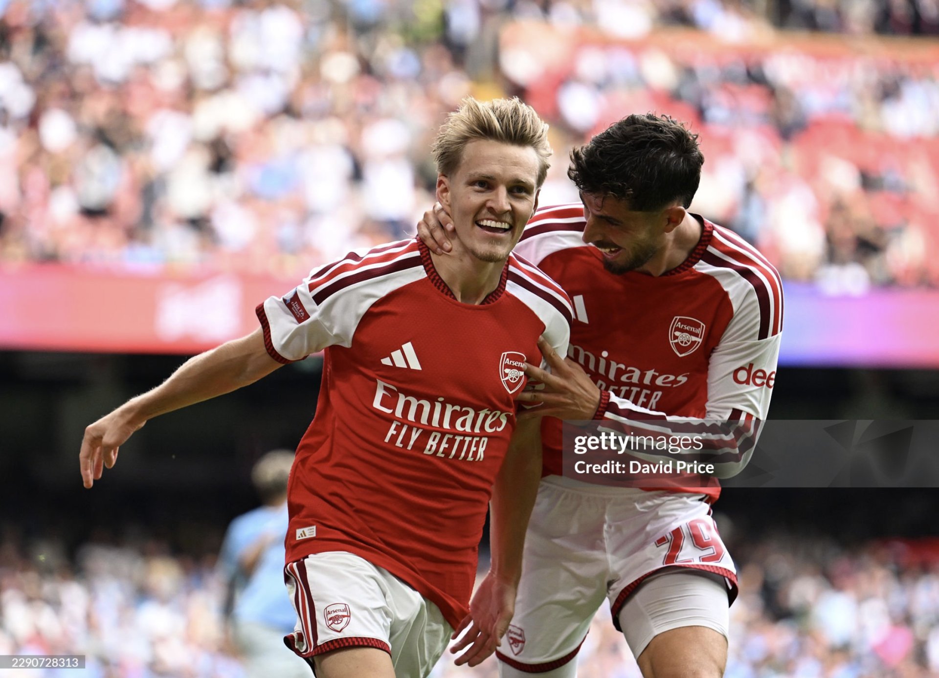 Odegaard (tr&aacute;i) mừng b&agrave;n ấn định chiến thắng với Havertz.