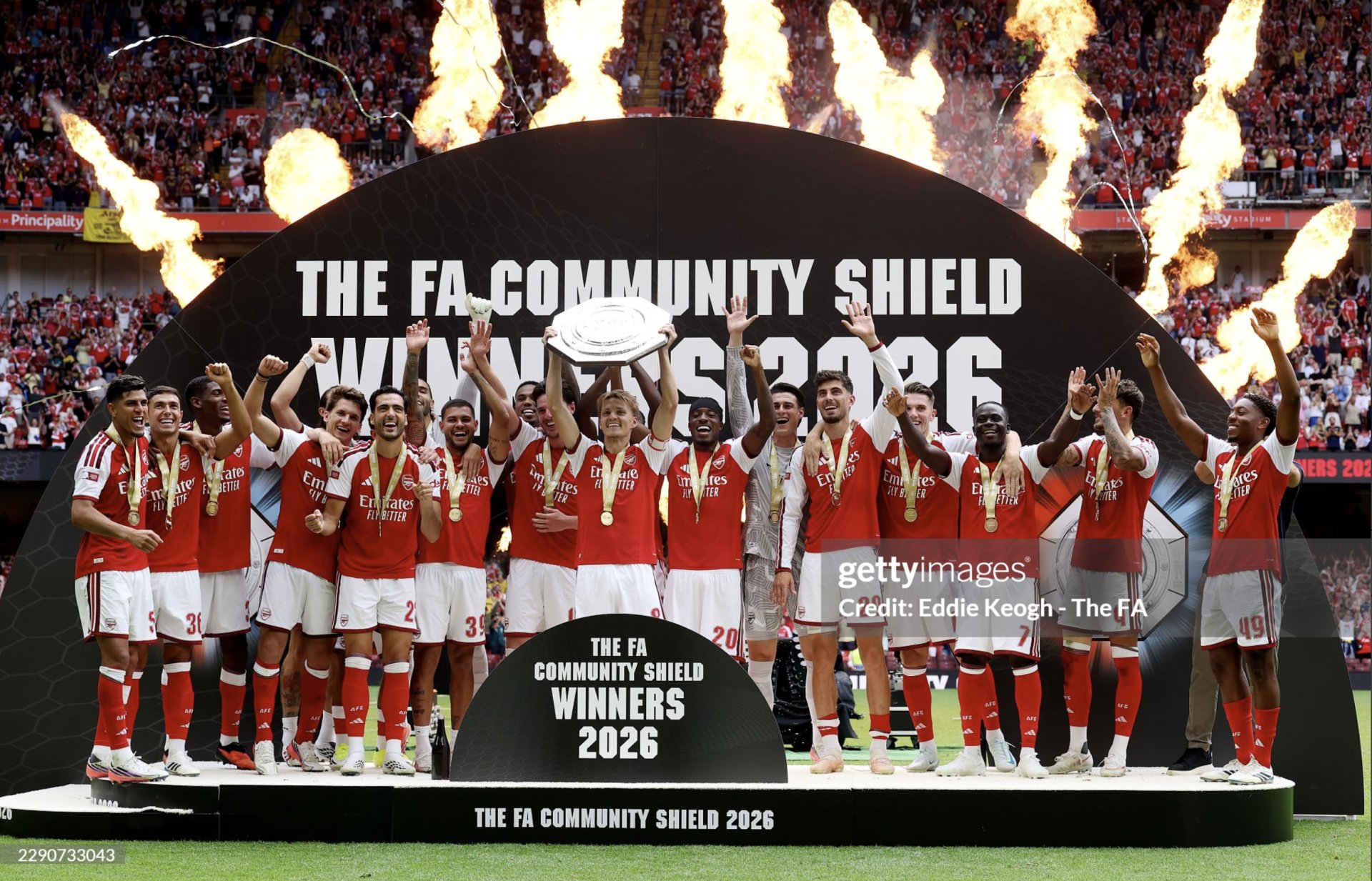 C&aacute;c cầu thủ Arsenal mừng danh hiệu Si&ecirc;u Cup Anh. 