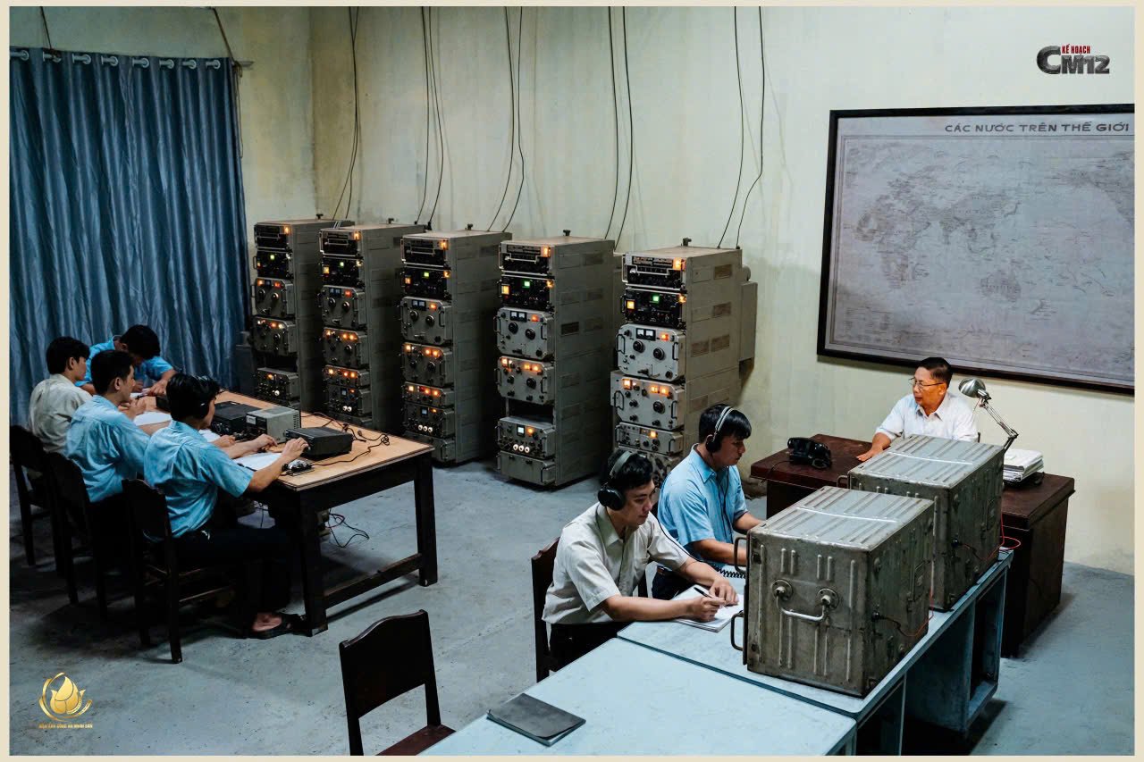 Bối cảnh, phương tiện v&agrave; đạo cụ trong phim được phục dựng nhằm t&aacute;i hiện kh&ocirc;ng kh&iacute; những năm 1980.