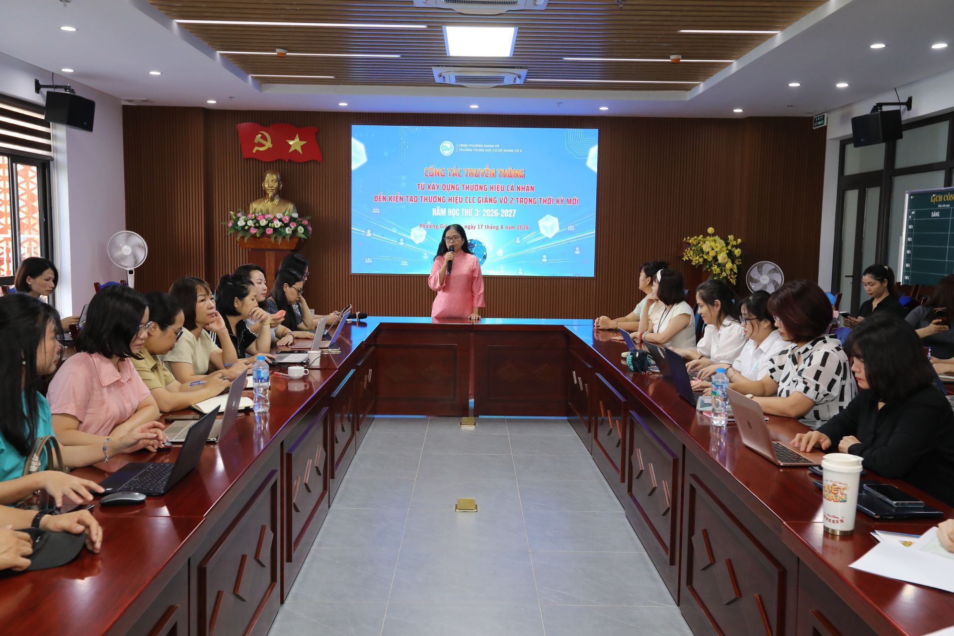 Nh&agrave; gi&aacute;o Phạm Thị Hương Giang - Hiệu trưởng trường THCS Giảng V&otilde; 2 ph&aacute;t biểu tại buổi tập huấn.