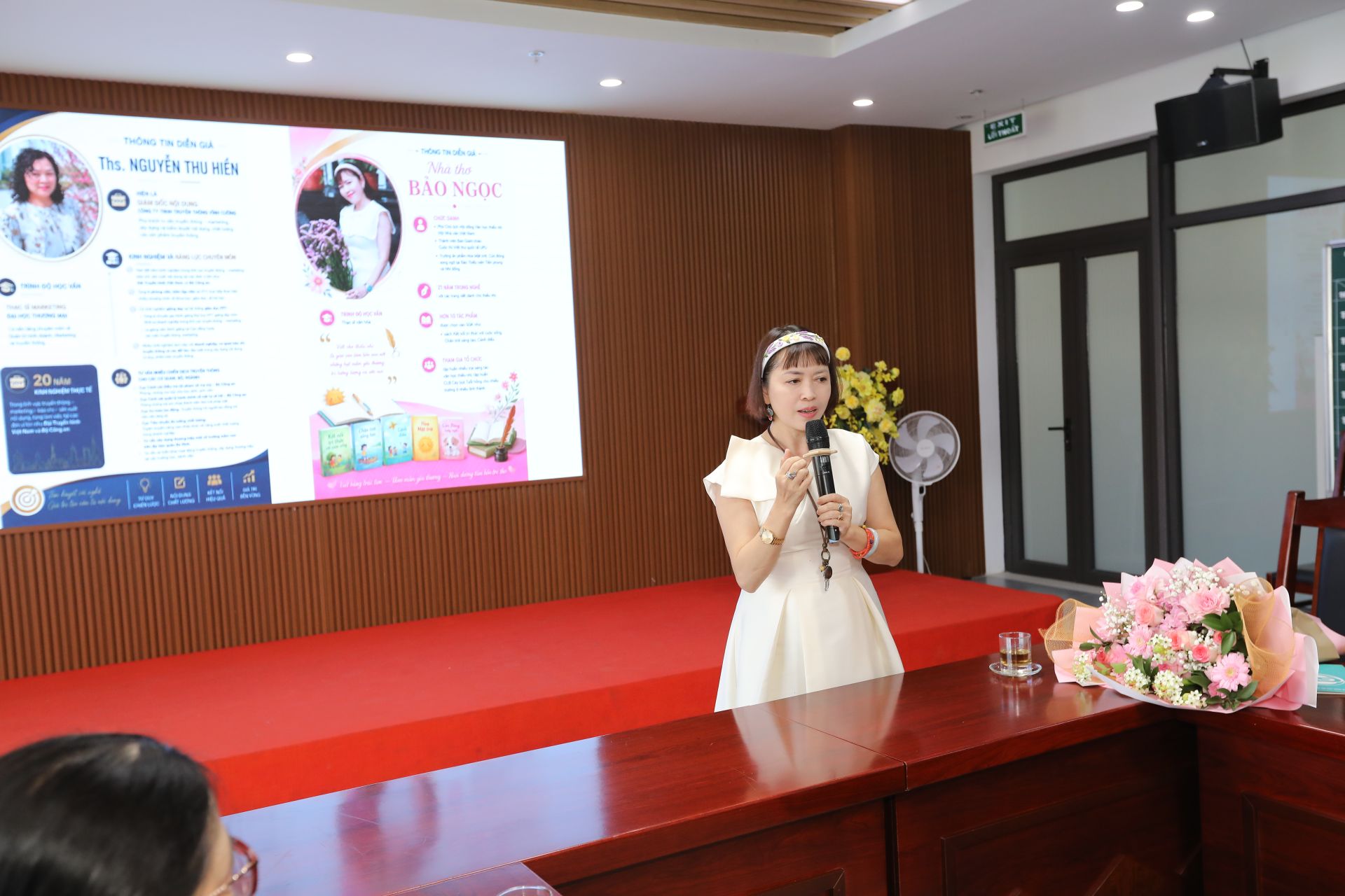  Nh&agrave; b&aacute;o, nh&agrave; thơ Bảo Ngọc trao đổi c&ugrave;ng c&aacute;c thầy c&ocirc; về c&aacute;ch t&igrave;m kiếm những c&acirc;u chuyện, chi tiết &yacute; nghĩa từ nh&agrave; trường. 
