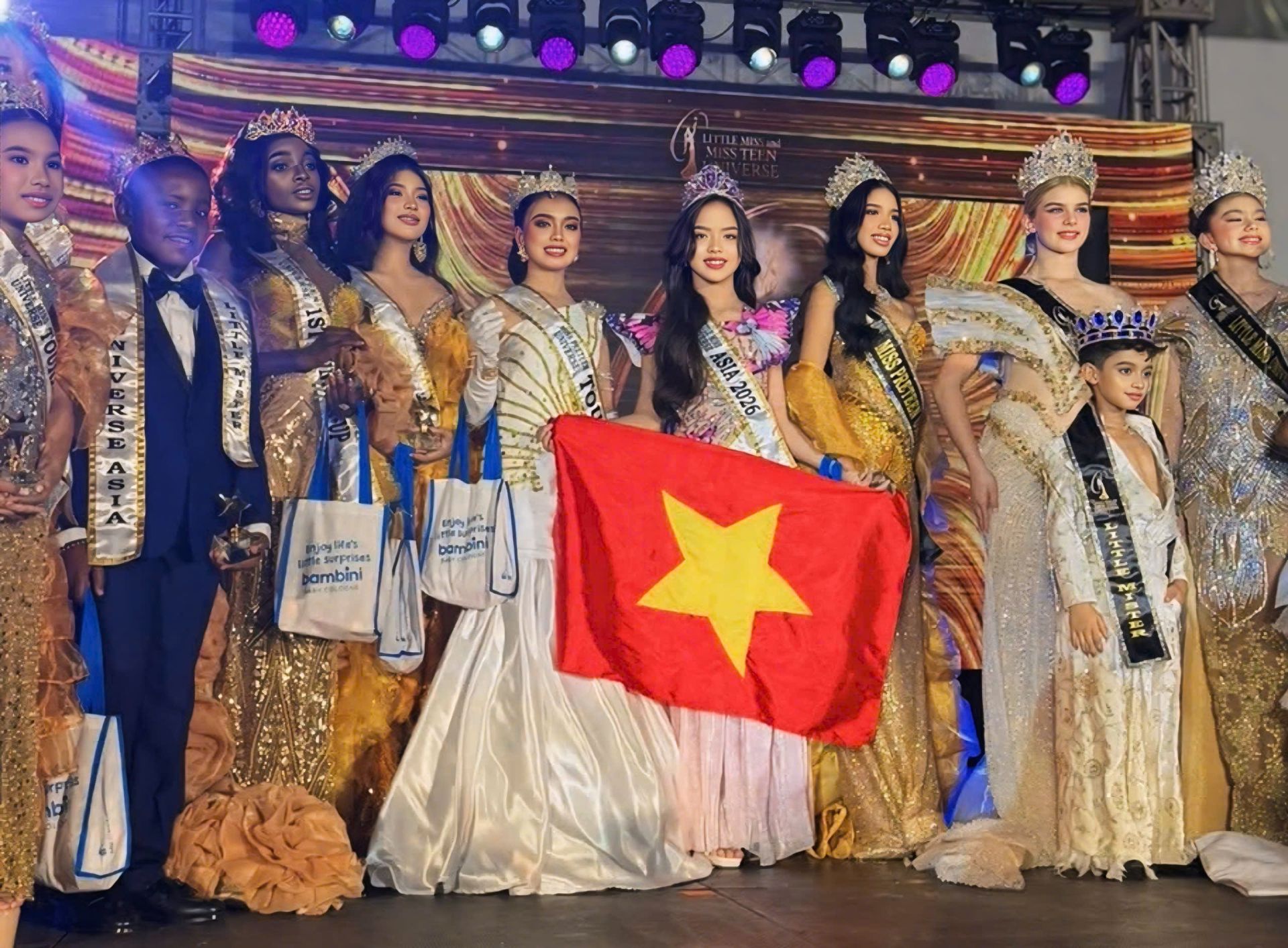 Nguyễn Hoa Thảo Mơ c&ugrave;ng c&aacute;c đại diện quốc tế b&ecirc;n l&aacute; cờ Việt Nam sau những khoảnh khắc đ&aacute;ng nhớ tại Little Miss Universe.