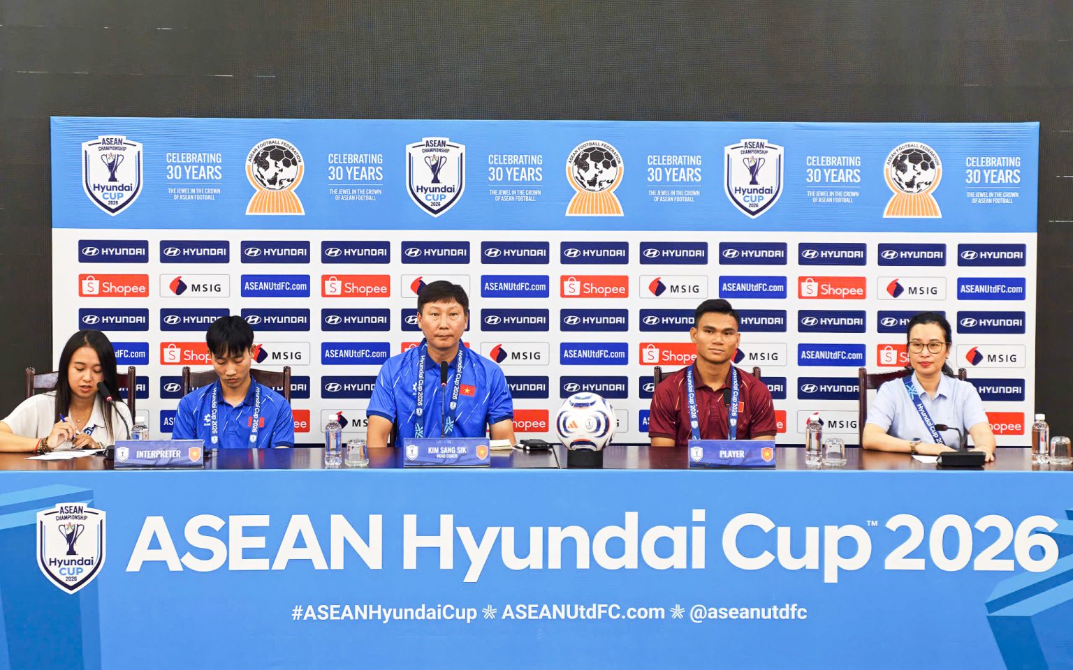 HLV Kim Sang Sik ph&aacute;t biểu tại họp b&aacute;o.