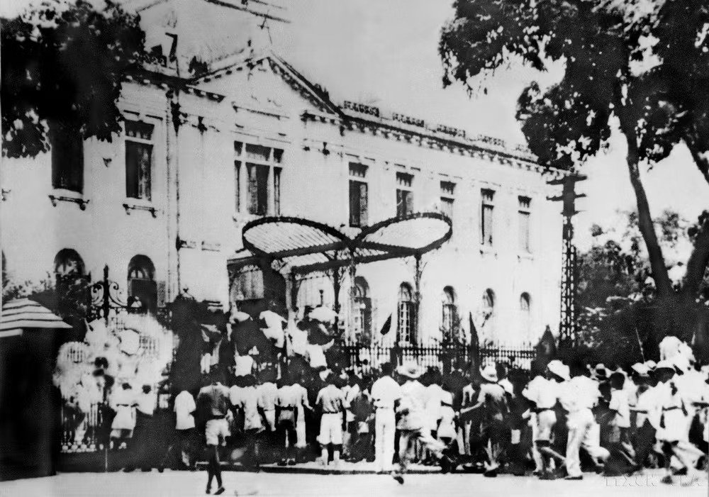 Quần ch&uacute;ng c&aacute;ch mạng v&agrave; tự vệ chiếm Phủ Kh&acirc;m sai (Bắc Bộ phủ), ng&agrave;y 19/8/1945.