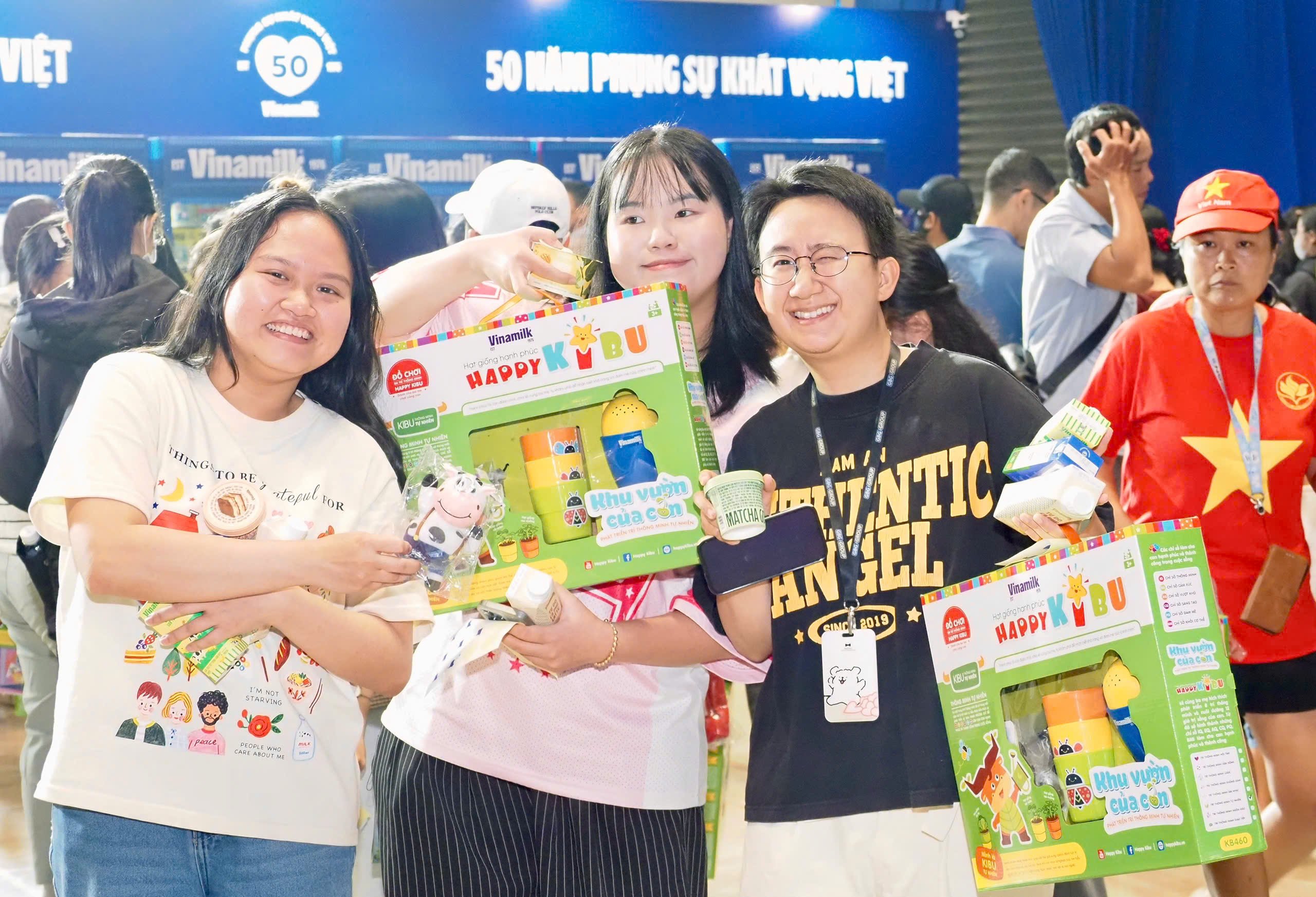 Niềm vui của kh&aacute;ch tham quan sau h&agrave;nh tr&igrave;nh kh&aacute;m ph&aacute; v&agrave; trải nghiệm tại triển l&atilde;m.