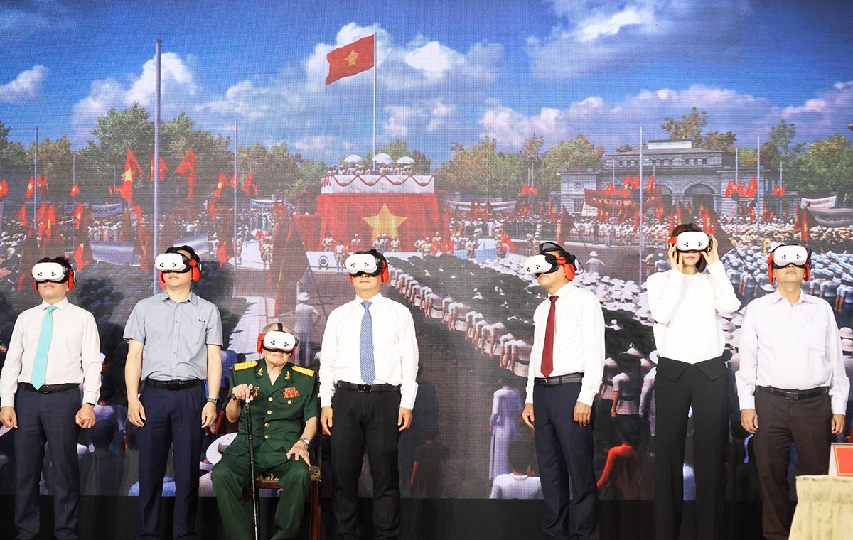 C&aacute;c đại biểu được trải nghiệm c&ocirc;ng nghệ thực tế ảo.