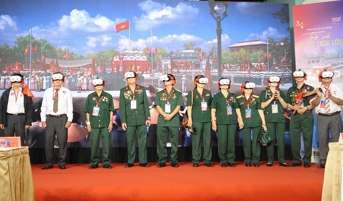 C&aacute;c cựu chiến binh trải nghiệm c&ocirc;ng nghệ thực tế ảo.