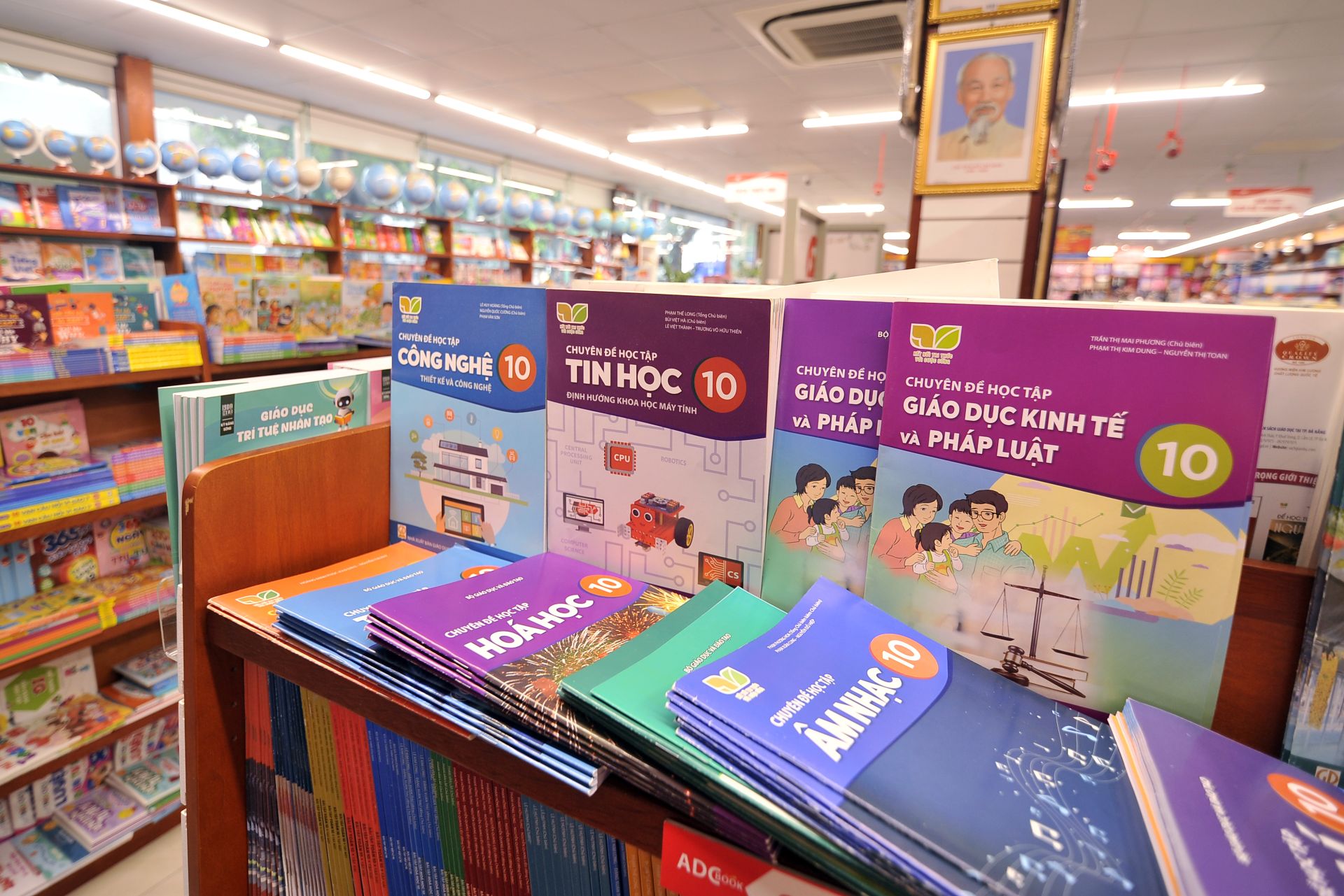 C&aacute;c đầu SGK đầy đủ tr&ecirc;n kệ trong hệ thống nh&agrave; s&aacute;ch của Nh&agrave; xuất bản Gi&aacute;o dục Việt Nam.
