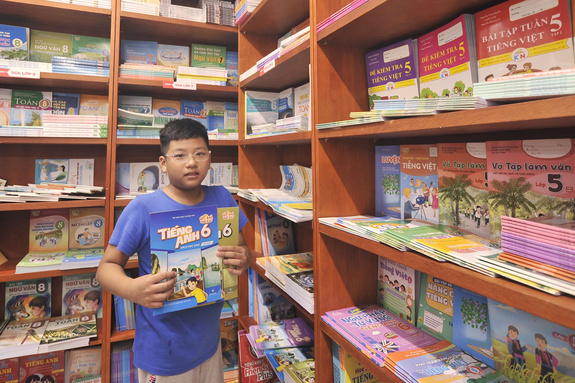 Cầm tr&ecirc;n tay cuốn SGK Tiếng Anh, bạn Ho&agrave;ng Sơn, học sinh lớp 6A2, trường THCS Nguyễn Trường Tộ (phường &Ocirc; Chợ Dừa, TP. H&agrave; Nội) vui vẻ cho biết: 