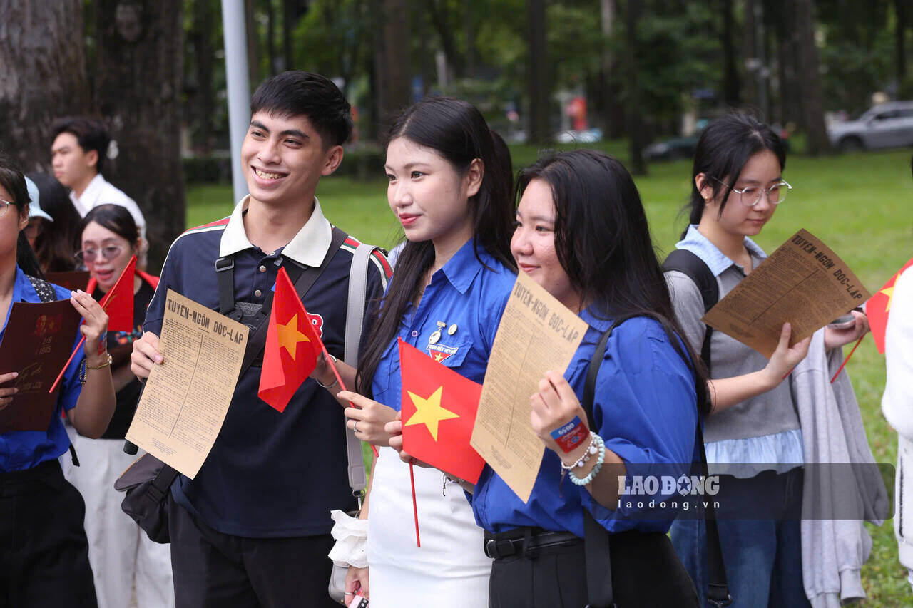 Người d&acirc;n xếp h&agrave;ng chờ đến lượt trải nghiệm kh&ocirc;ng gian thực tế ảo, trở về buổi lễ B&aacute;c Hồ đọc Tuy&ecirc;n ng&ocirc;n Độc lập v&agrave;o m&ugrave;a thu lịch sử năm 1945.