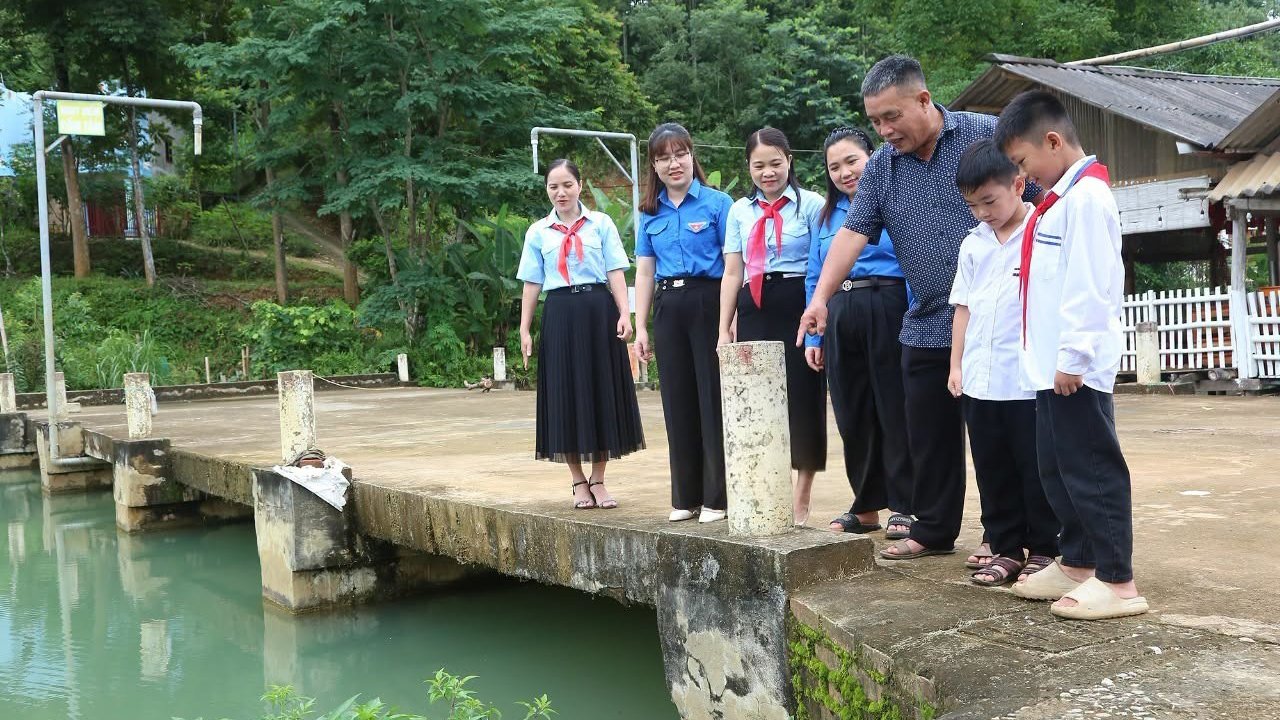 Tuyên dương hai đội viên dũng cảm