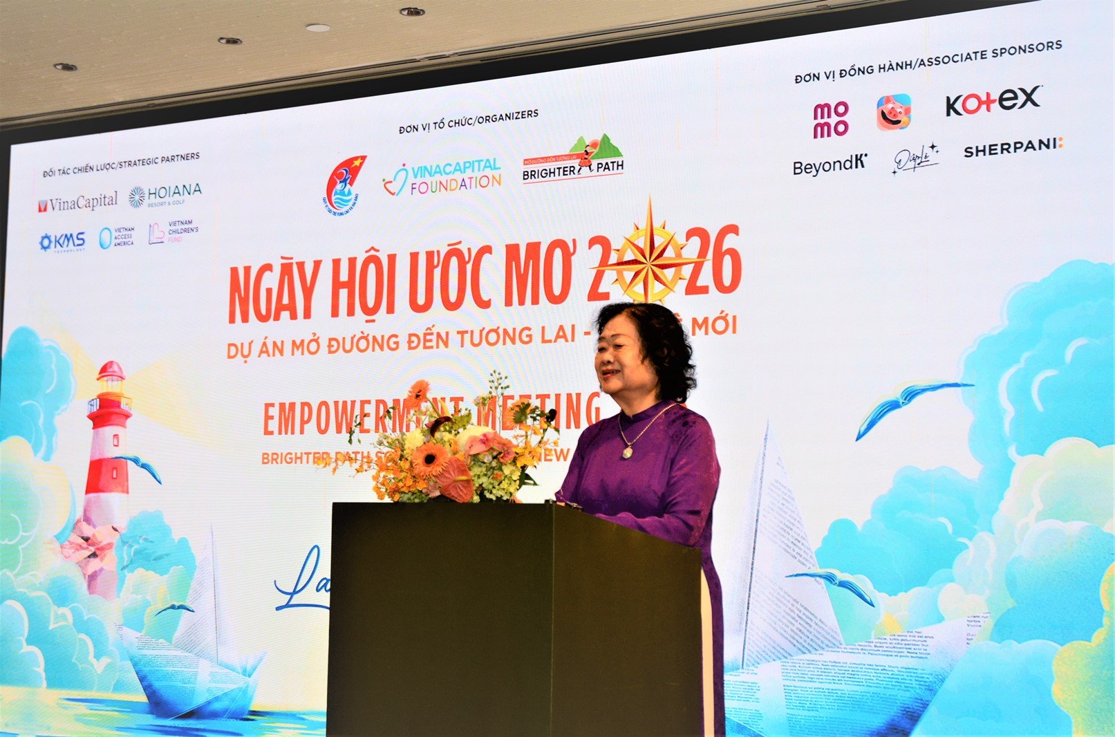 B&aacute;c Trương Mỹ Hoa &ndash; nguy&ecirc;n Ph&oacute; Chủ tịch nước, Chủ tịch Quỹ V&igrave; tuổi trẻ v&ugrave;ng cao v&agrave; hải đảo gửi những lời động vi&ecirc;n, dặn d&ograve; tới c&aacute;c nữ sinh.