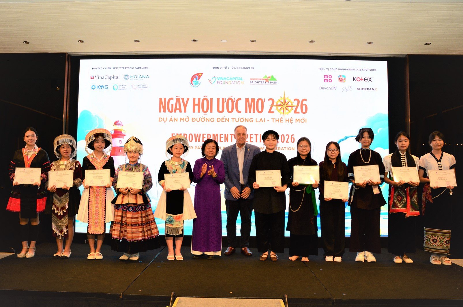 B&aacute;c Trương Mỹ Hoa &ndash; nguy&ecirc;n Ph&oacute; Chủ tịch nước, Chủ tịch Quỹ V&igrave; tuổi trẻ v&ugrave;ng cao v&agrave; hải đảo trao học bổng cho c&aacute;c bạn nữ sinh.